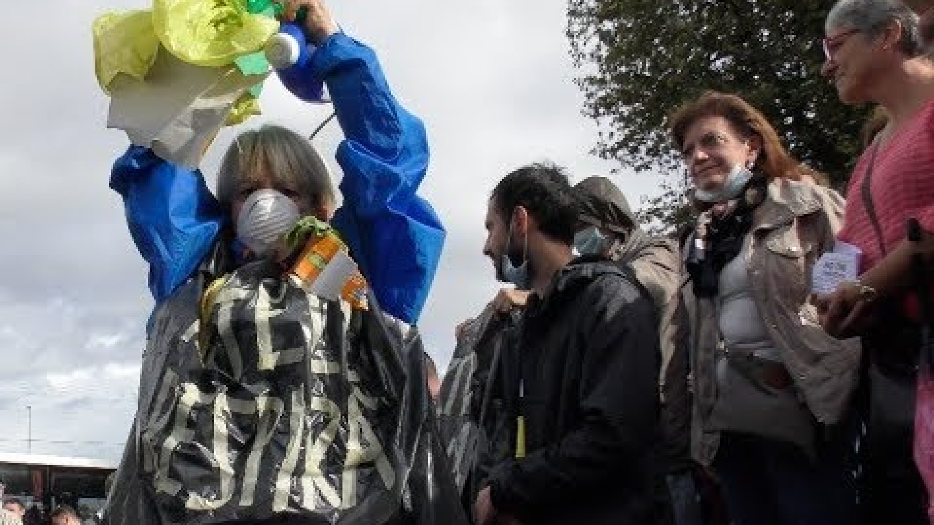 Immagine di Rifiuti, la protesta dei romani: «Stufi di vivere con la nausea»