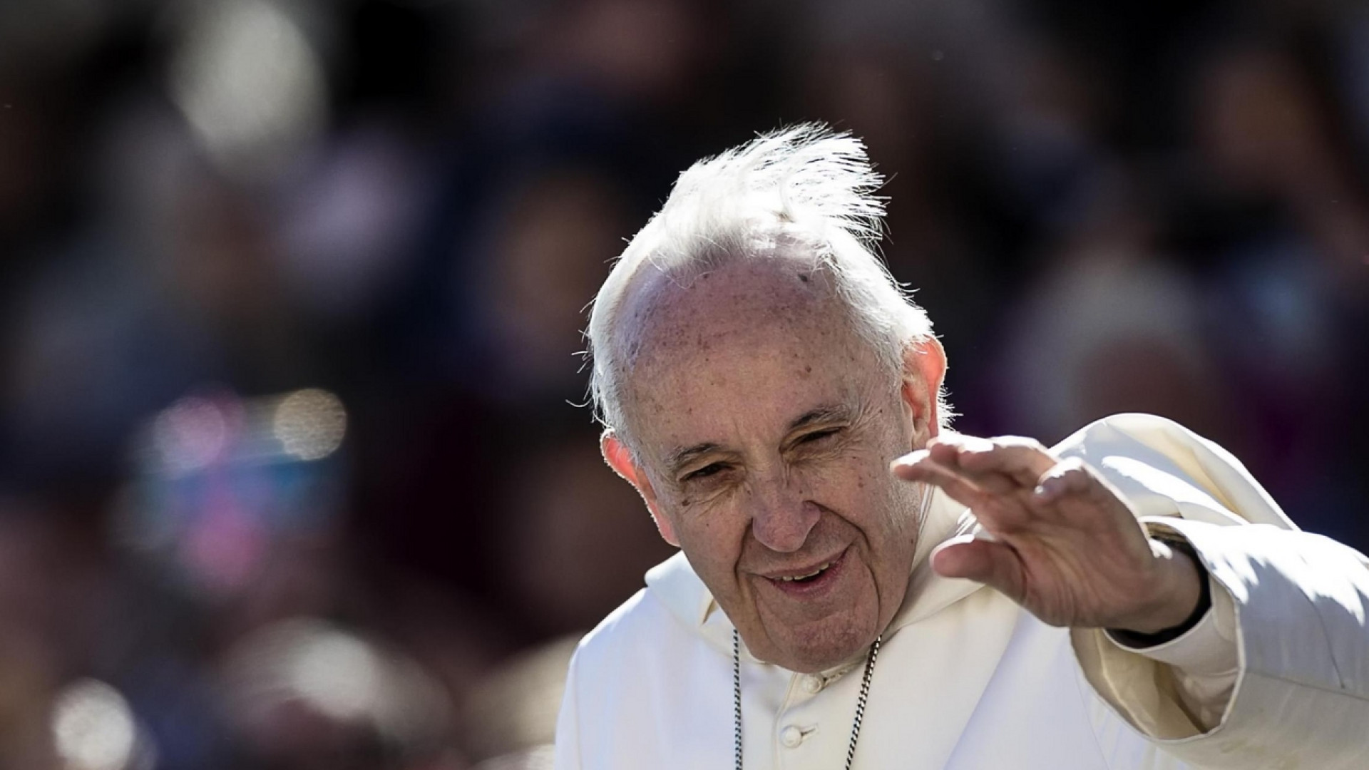 Immagine di Papa Francesco è caduto e si è rialzato senza danni