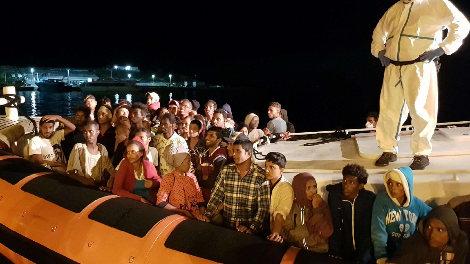 Immagine di Settanta migranti approdati a Lampedusa: la lunga notte dei soccorsi