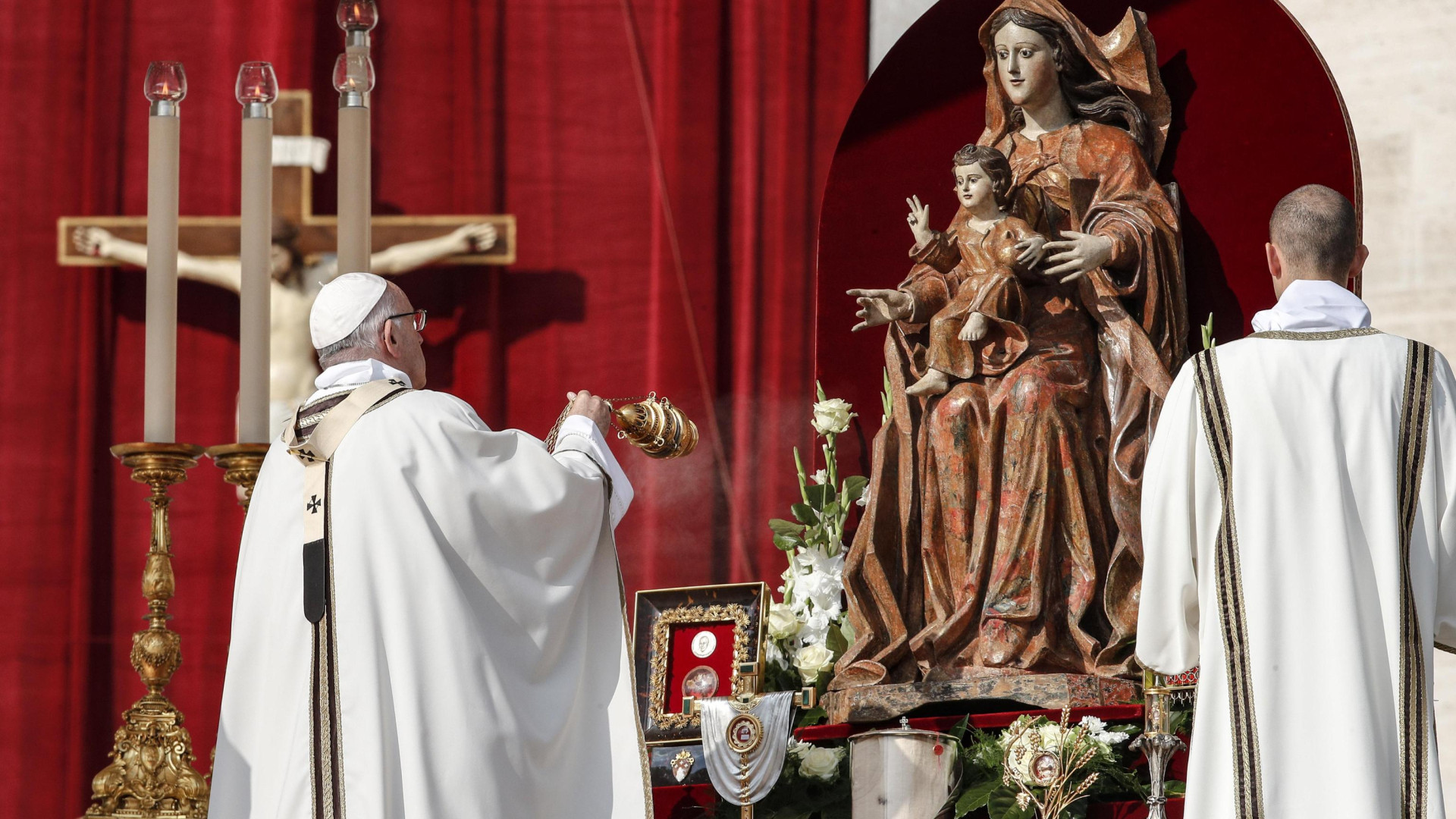 Immagine di Paolo VI e Romero santi. Il Papa: "Era Gesù il loro tesoro"