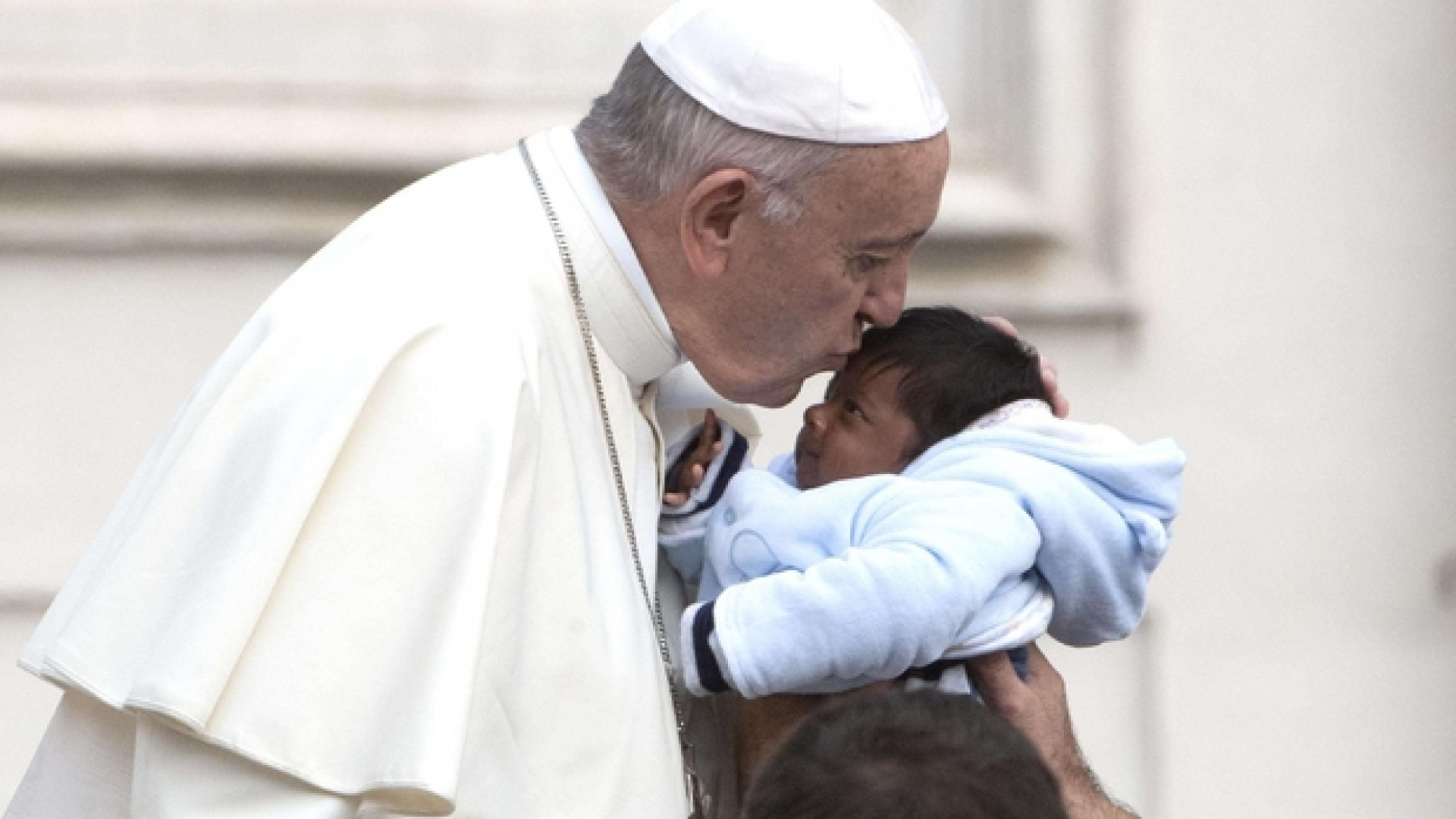 Immagine di Papa Francesco: per annientare un uomo basta ignorarlo, l'indifferenza uccide