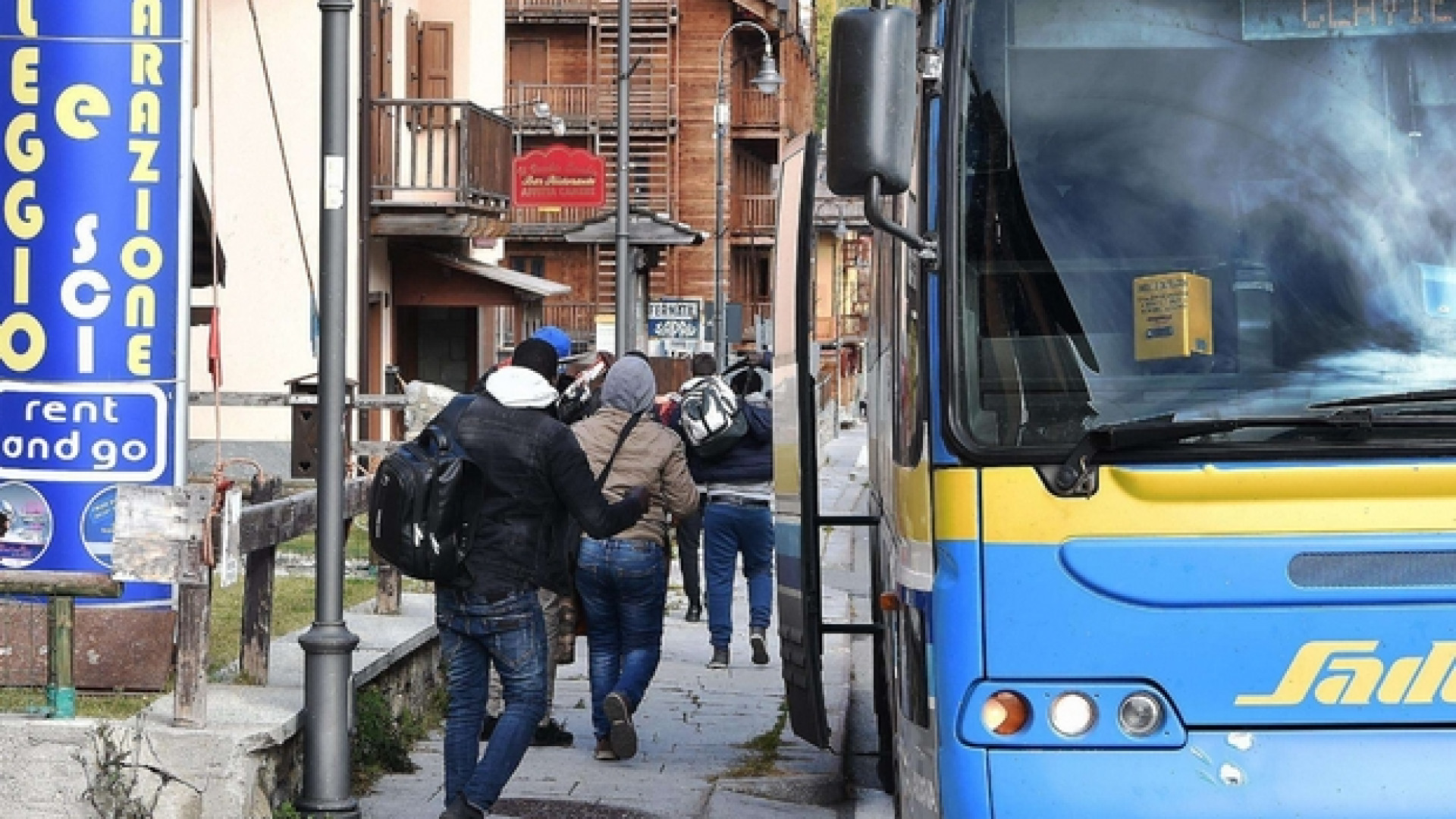 Immagine di Ad Oulx flusso inarrestabile. Apre il rifugio della speranza