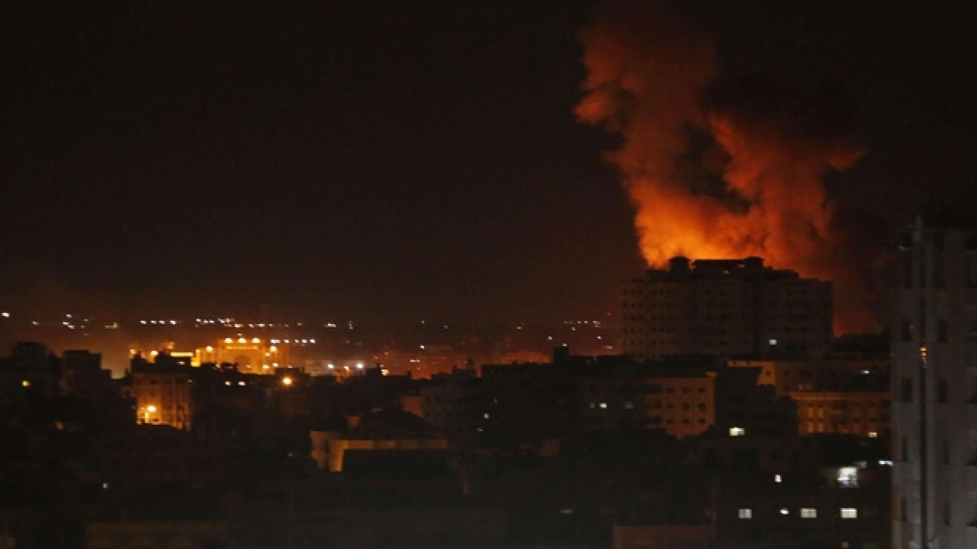 Immagine di Notte di fuoco a Gaza: Israele risponde con 80 raid al lancio di missili