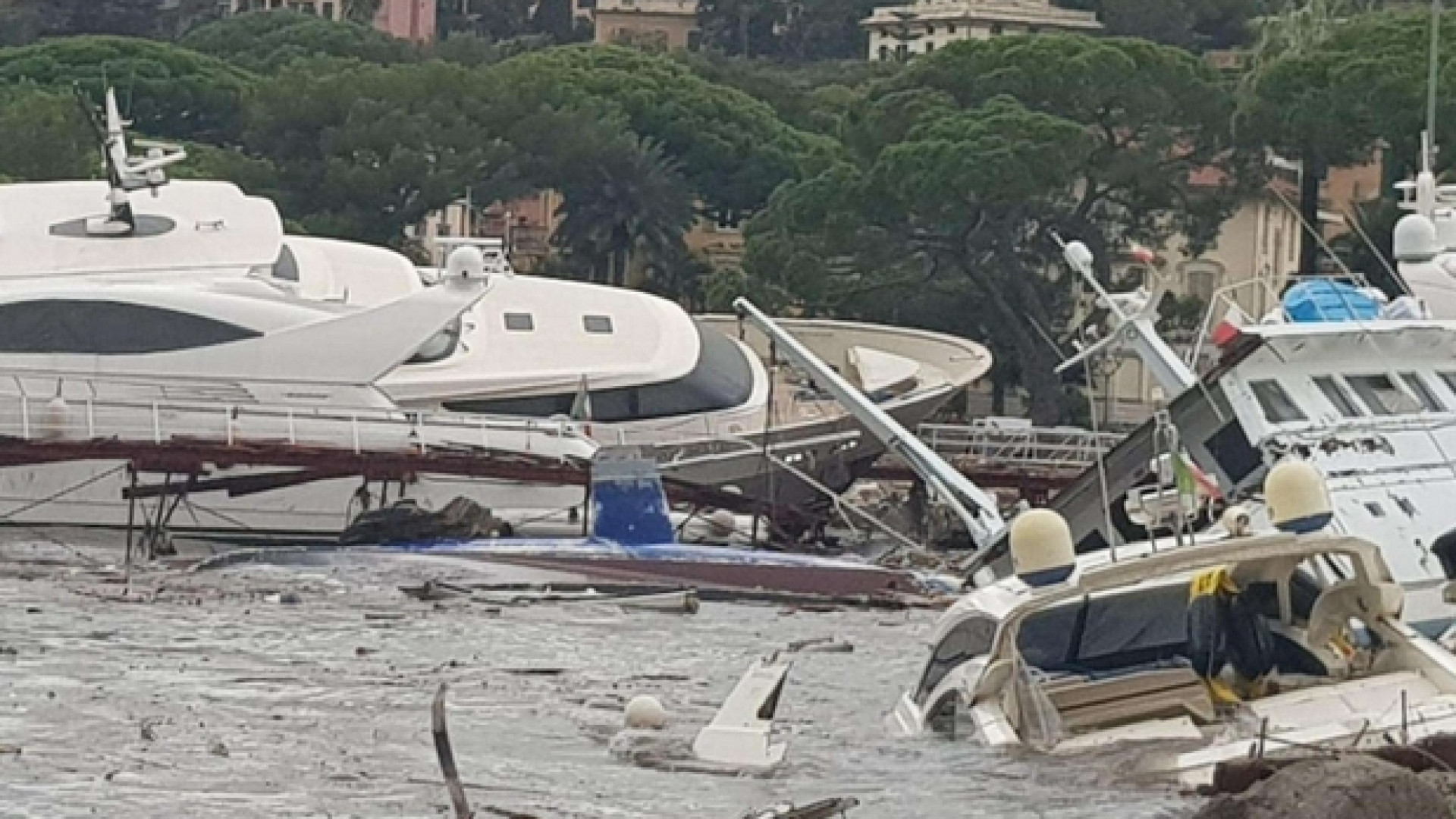Immagine di Salgono a 12 le vittime. Distrutto il porto di Rapallo, Liguria in ginocchio