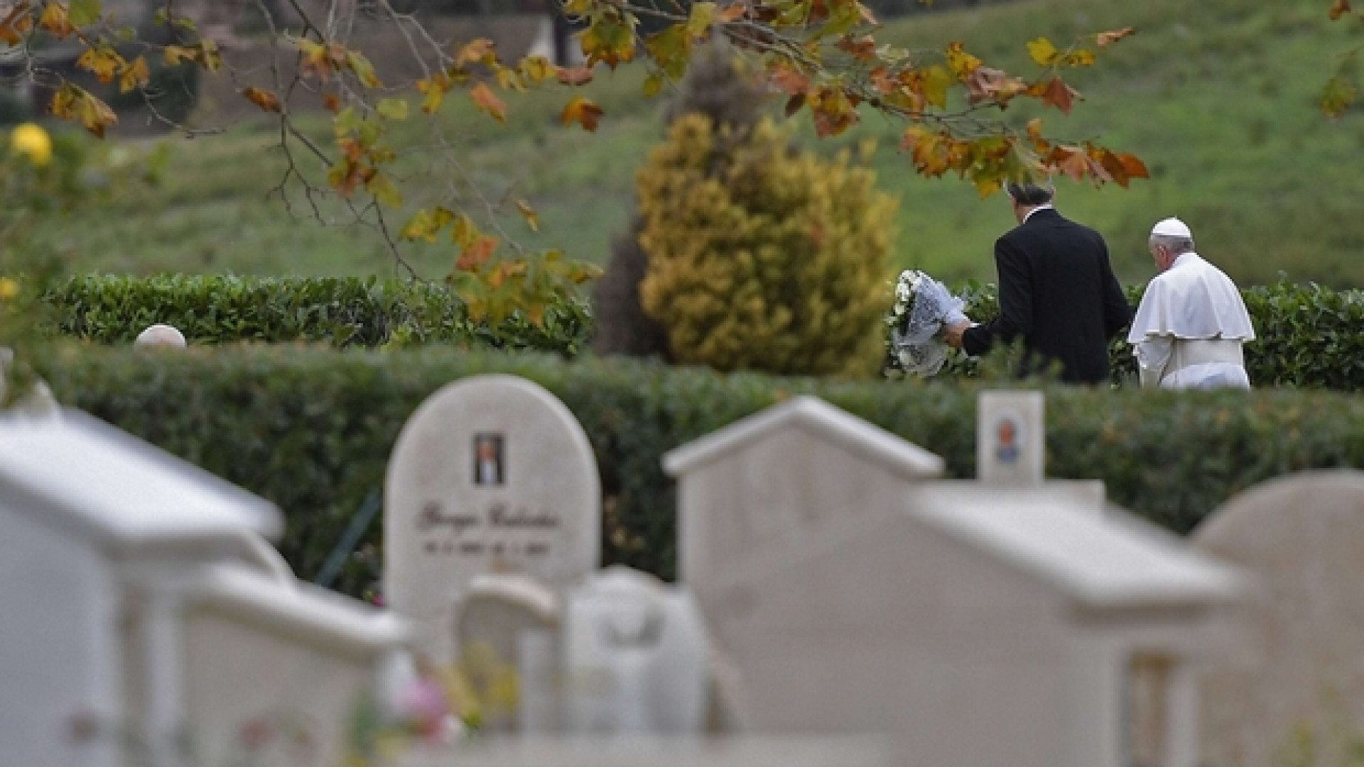 Immagine di Papa Francesco al cimitero Laurentino. La preghiera sulle tombe degli «angeli»