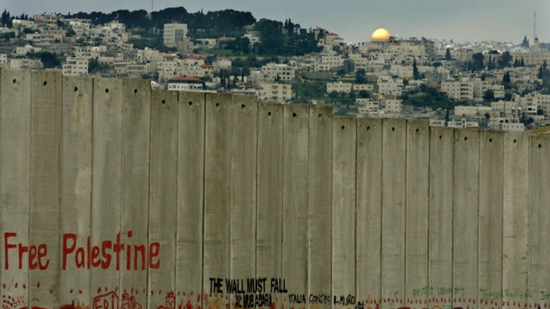 Immagine di Ramallah, il fuoco oltre il muro. Dove la vita resta tagliata a metà