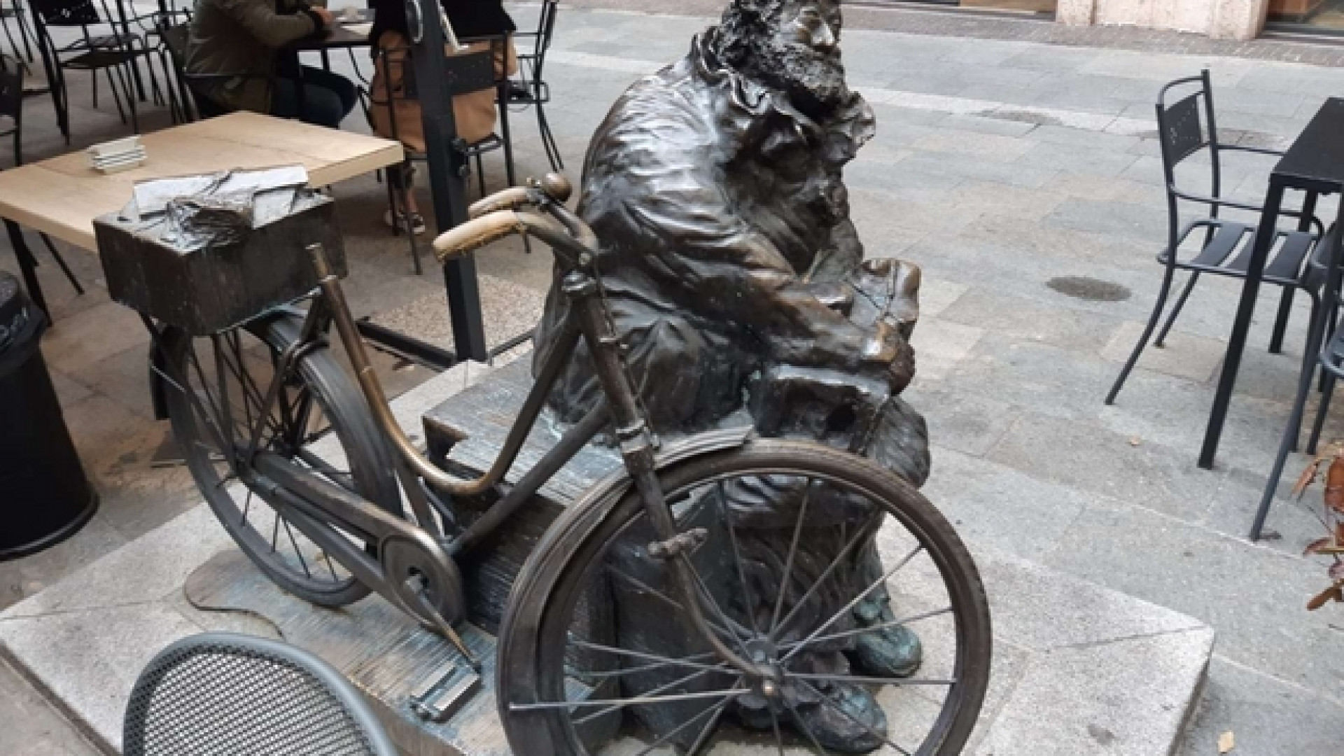 Immagine di A Parma una statua al «Màt». Enzo Sicuri il clochard del centro