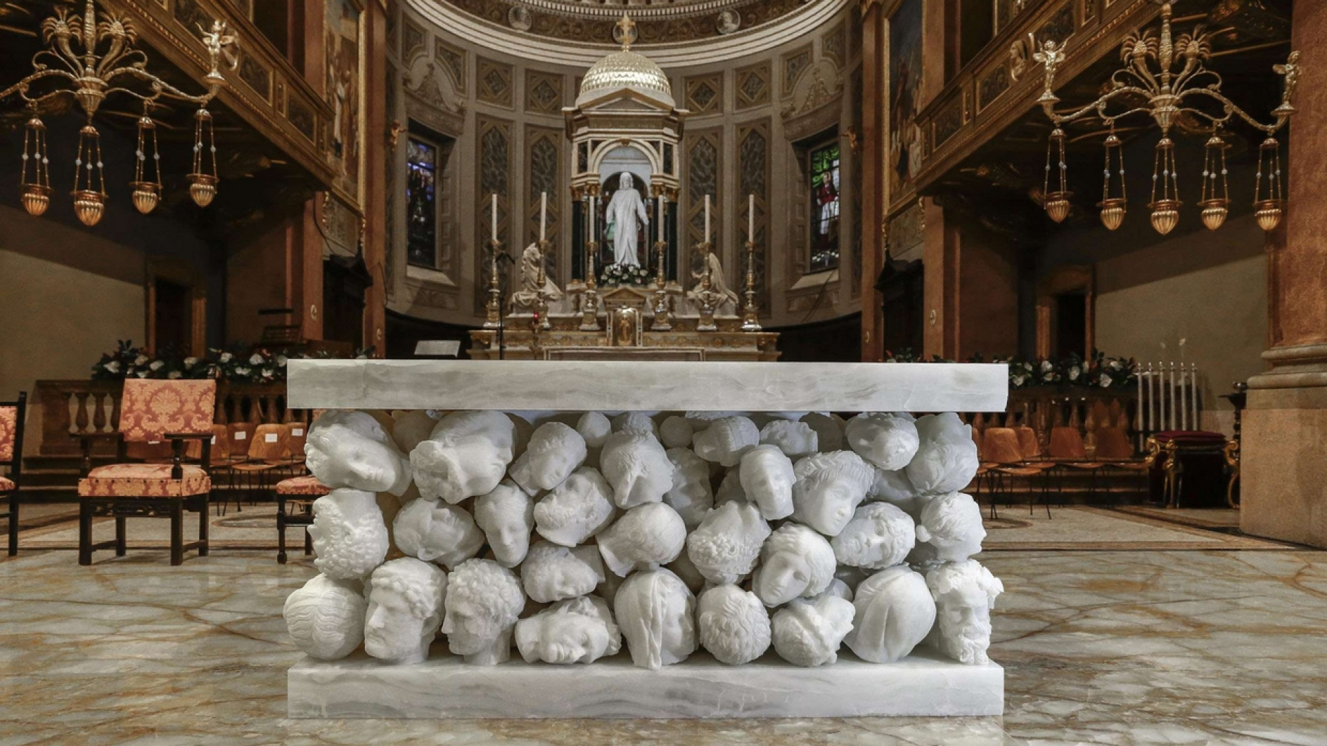 Immagine di Il nuovo altare di Claudio Parmiggiani a Gallarate