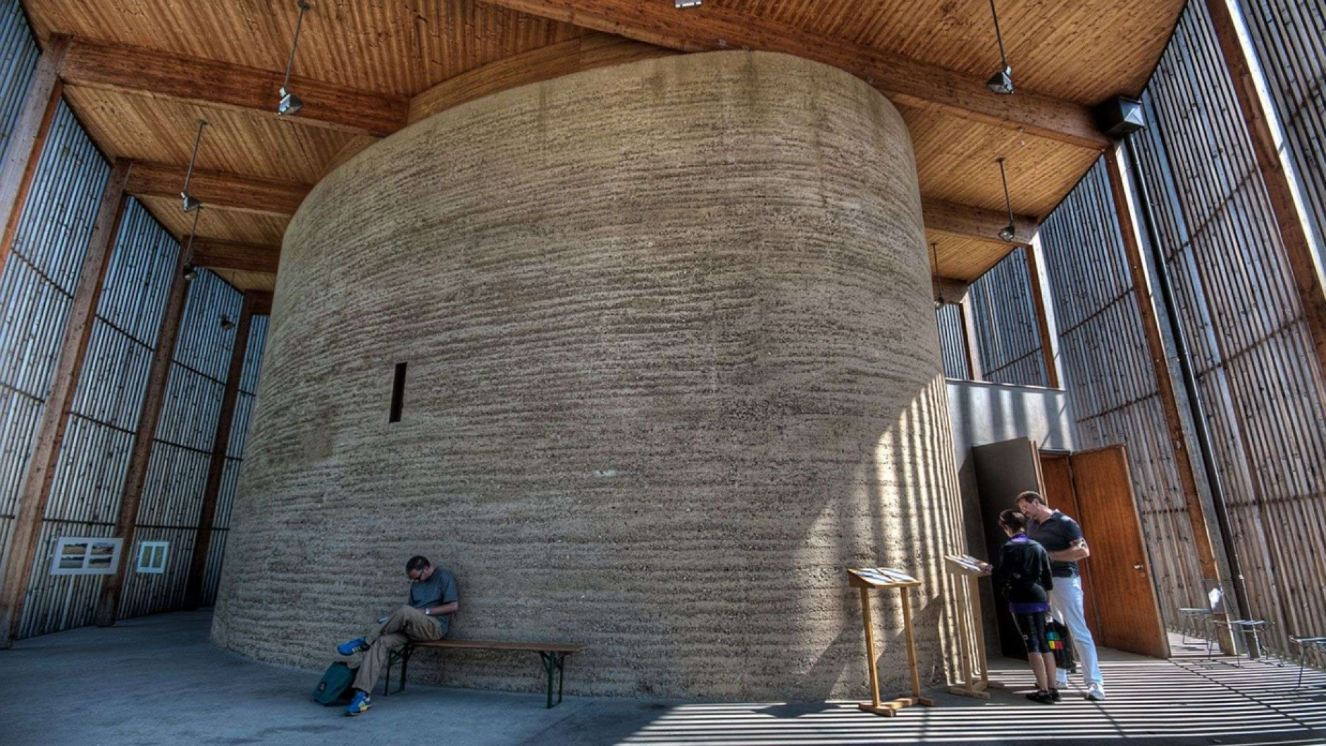 Immagine di L'architettura contemporanea ritorna alla terra. Cruda