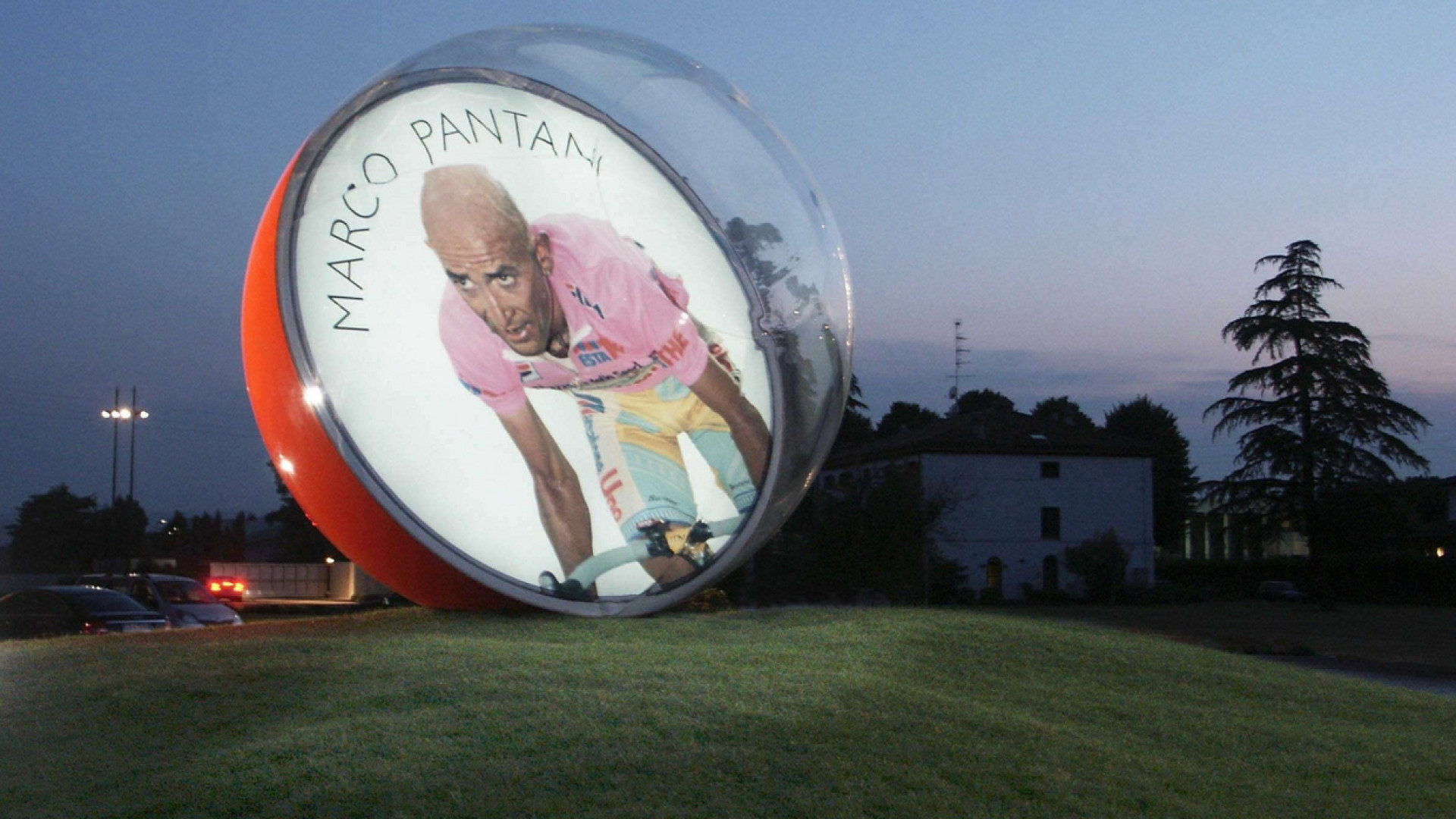 Immagine di Da Pantani e Ronaldo: giro del mondo tra i monumenti ai campioni