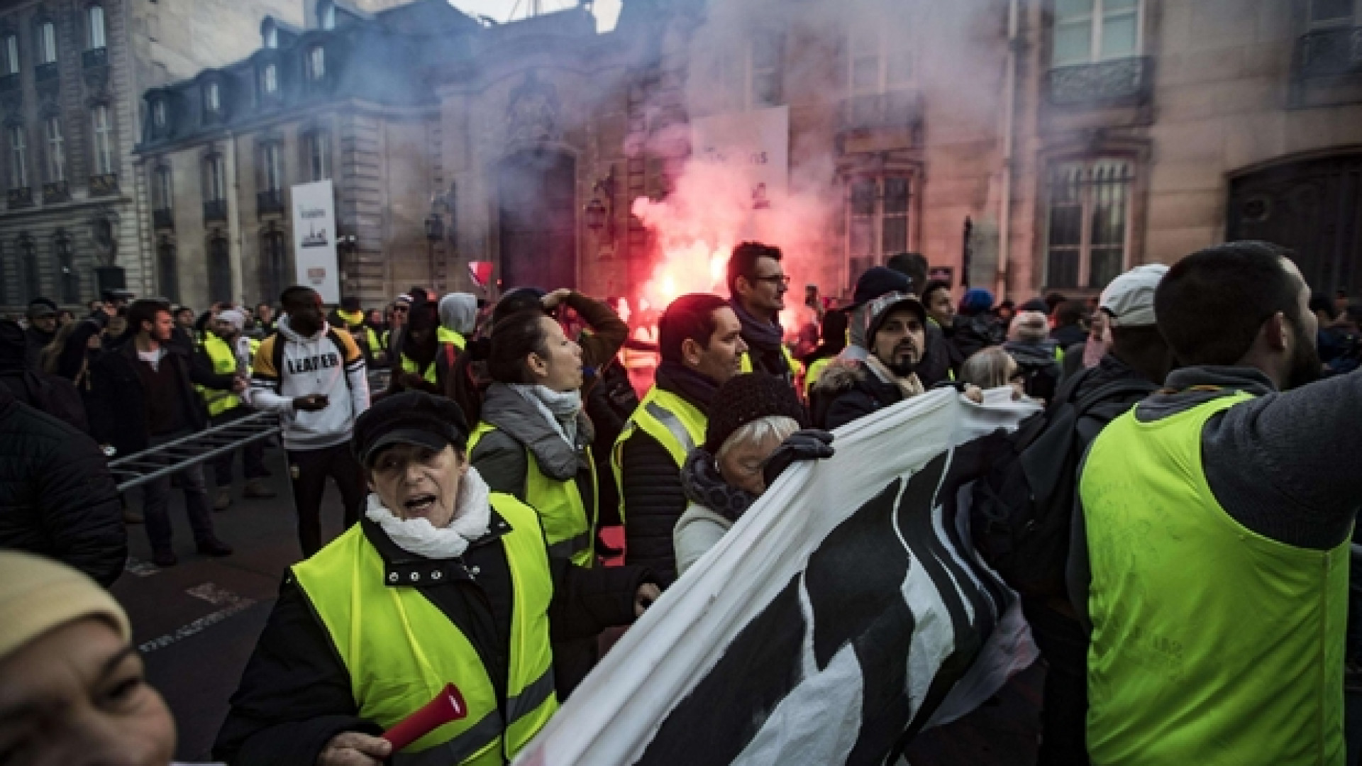 Immagine di I «gilet gialli» bloccano la Francia contro il caro benzina. Un morto
