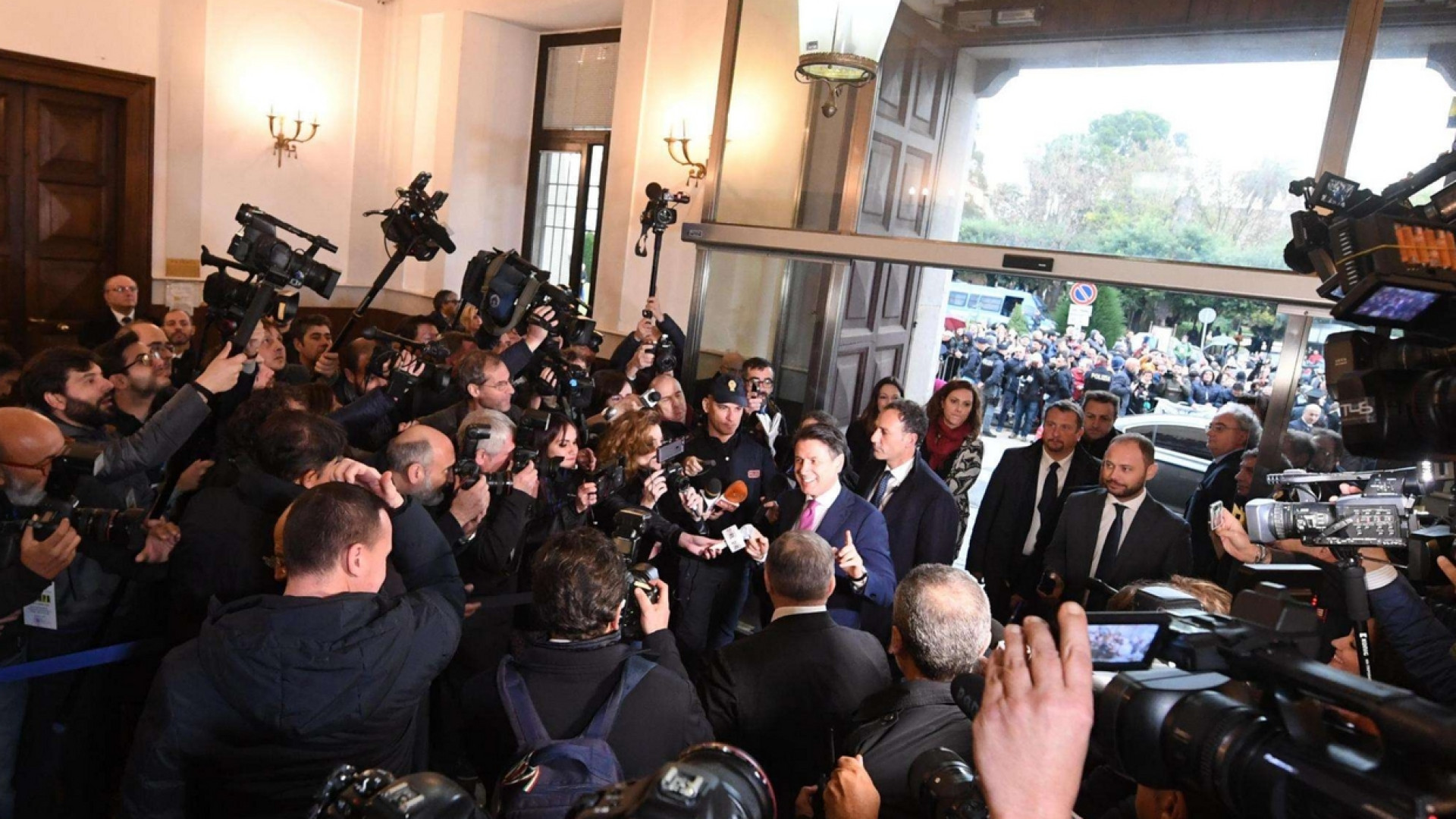 Immagine di Il governo a Caserta: militari e più monitoraggio il piano contro i roghi