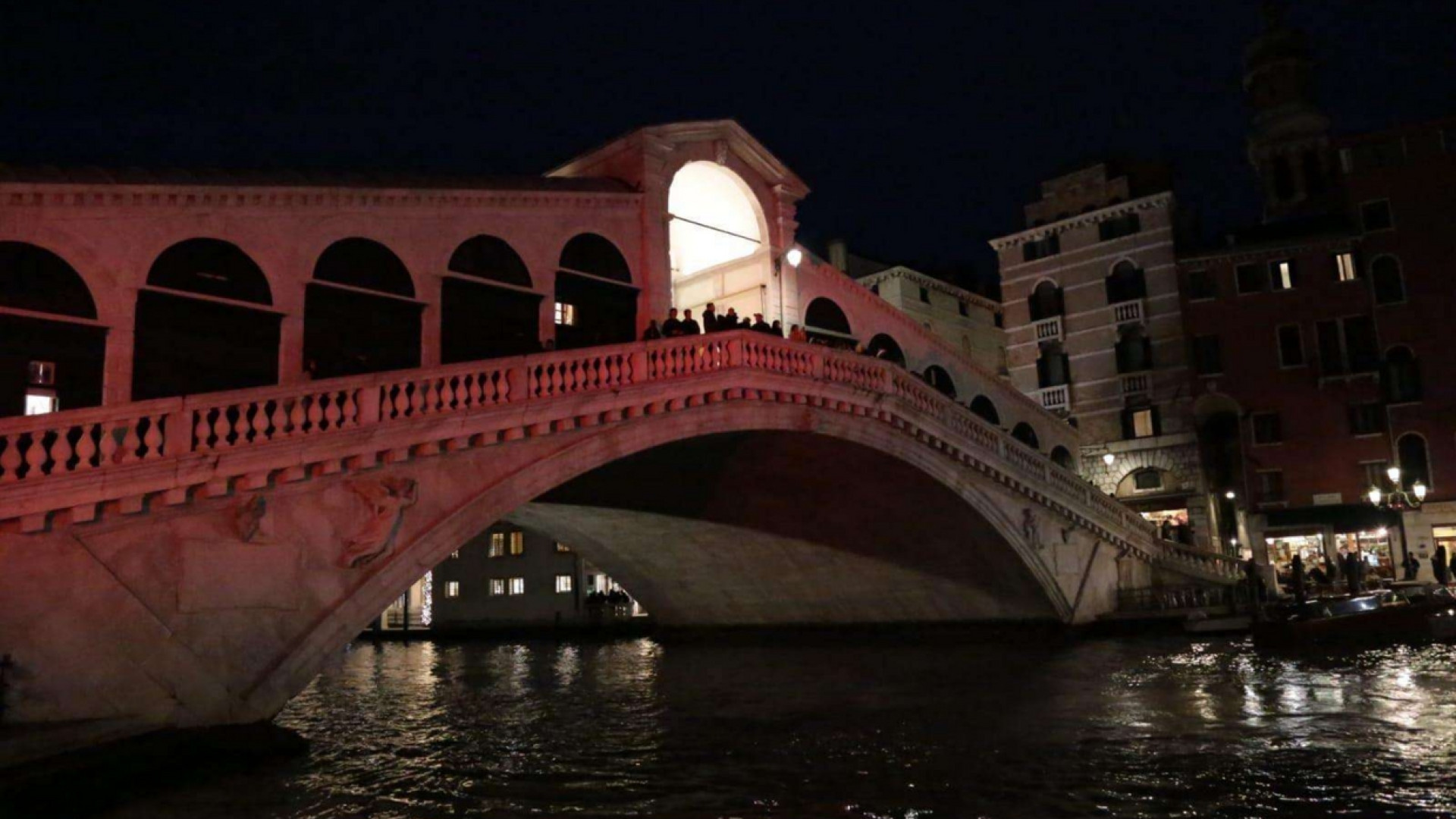 Immagine di Venezia in rosso, il «grazie» dalla figlia di Asia Bibi