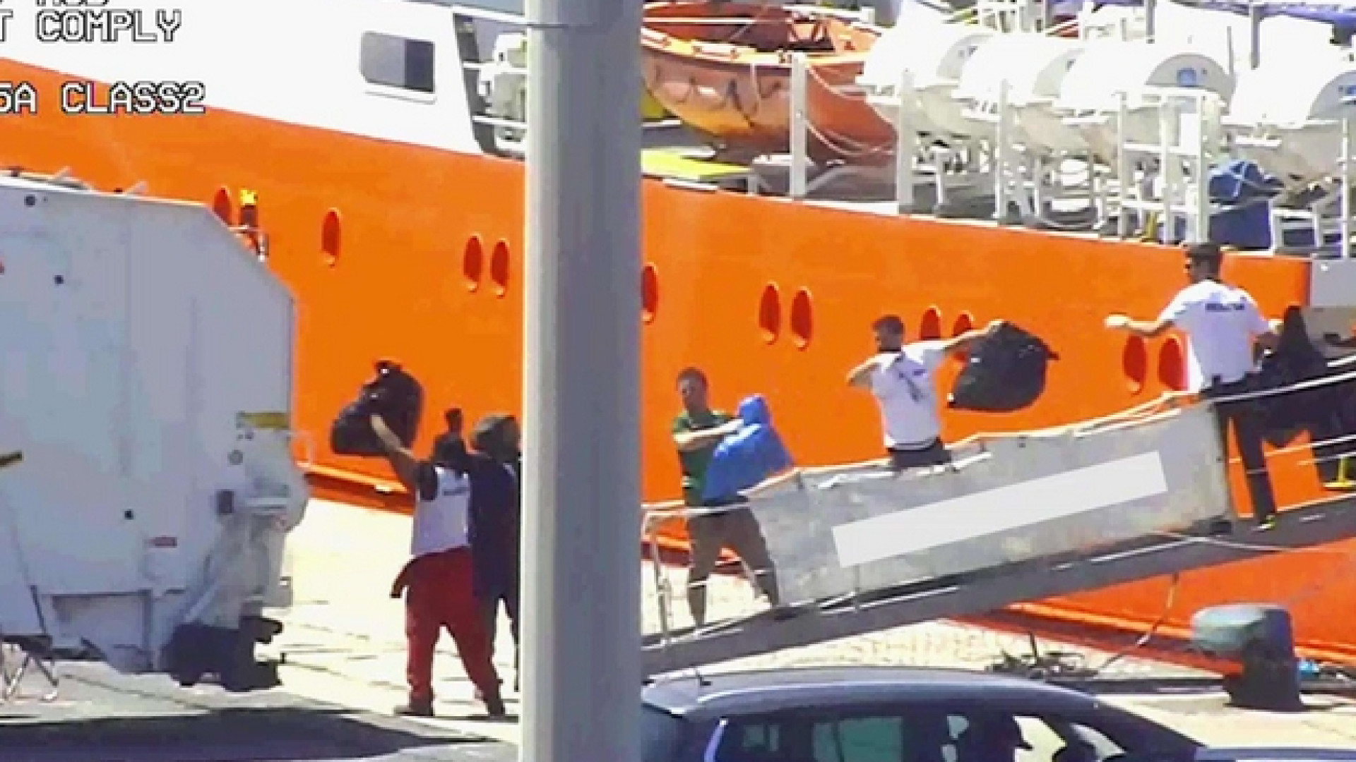 Immagine di L'infettivologo: «I vestiti dei migranti non trasmettono le malattie»