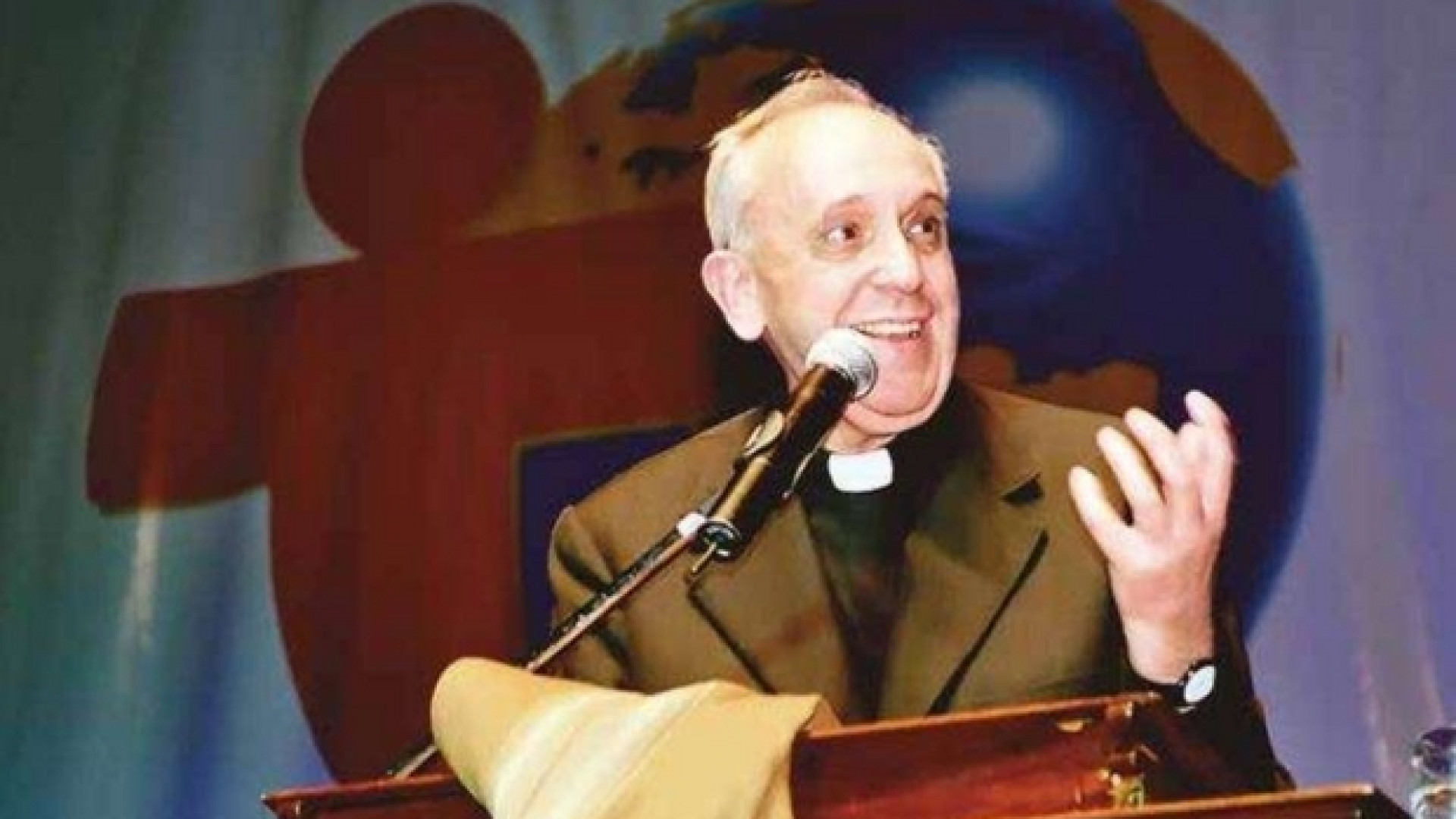 Immagine di Chi era Bergoglio prima di diventare papa Francesco? Ce lo spiega una mostra