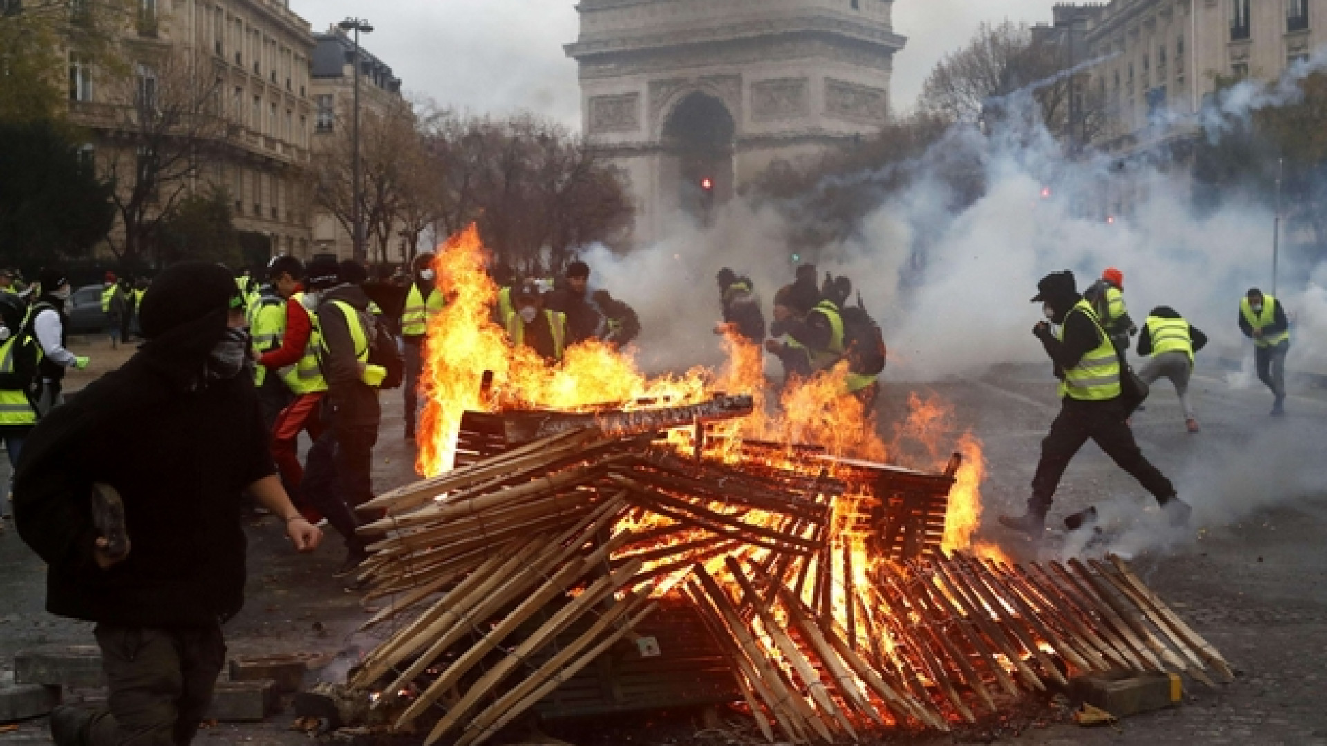 Immagine di Scontri sugli Champs Elysées: oltre 100 feriti, 270 gilet gialli fermati