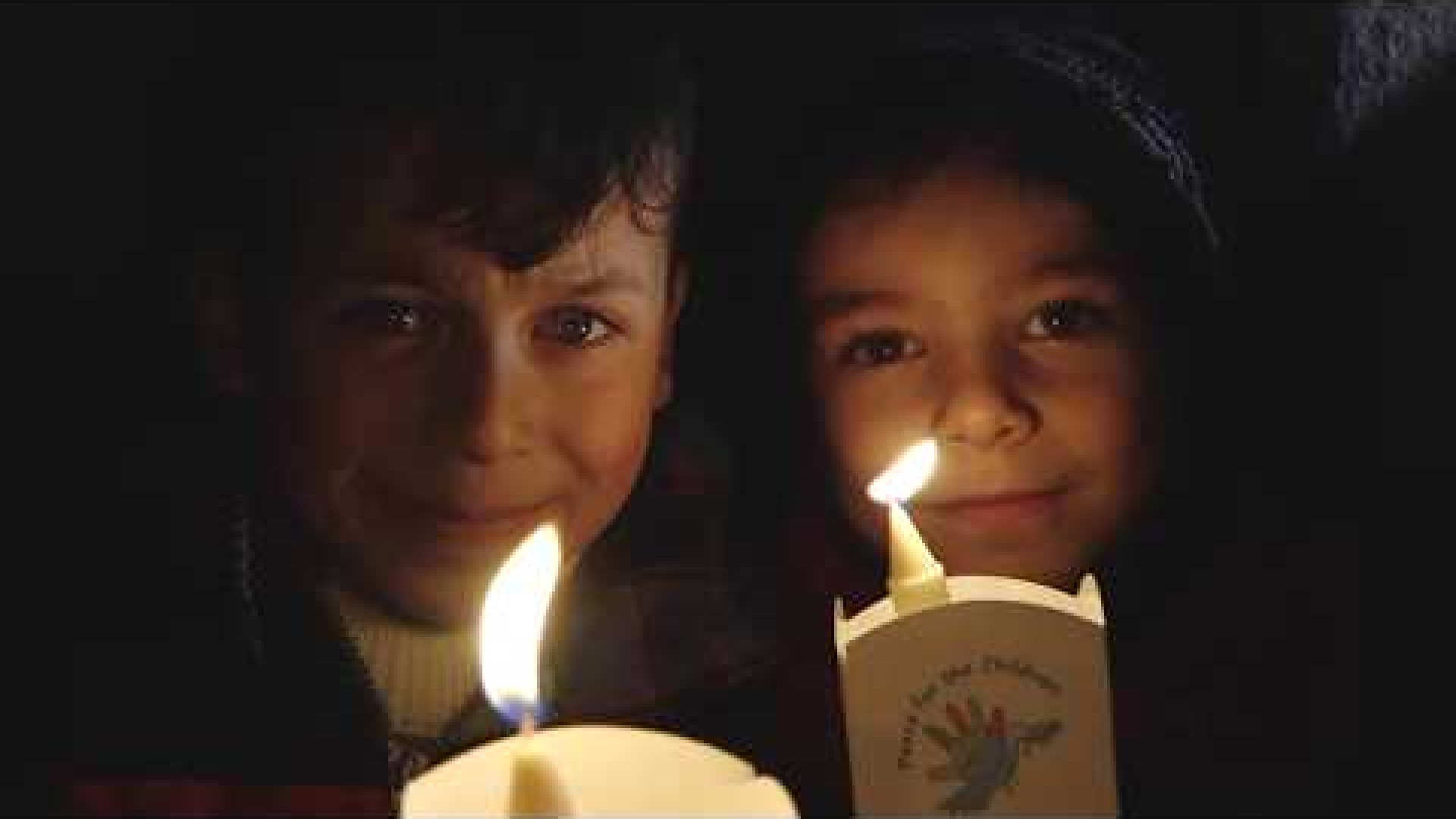Immagine di Il Papa accende un cero e prega per la «pace nell'amata Siria»