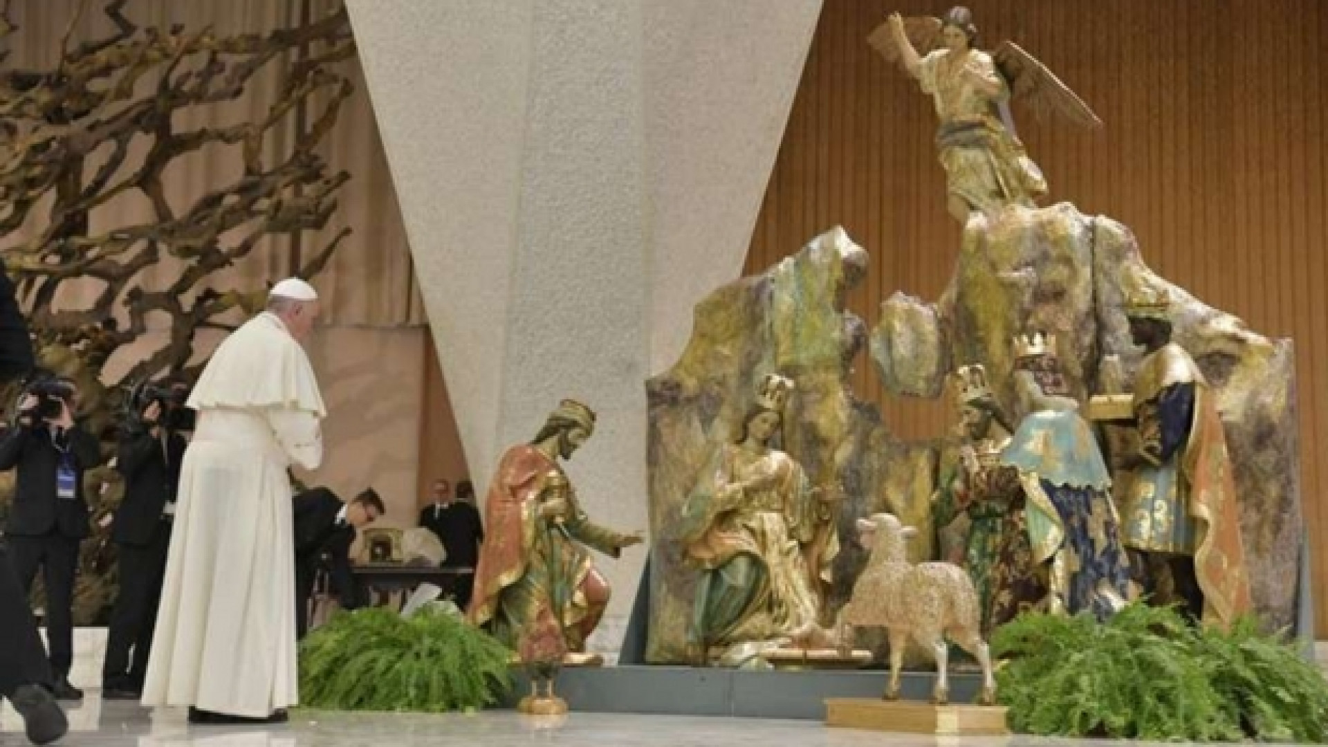 Immagine di Papa: Natale non è riempirsi di regali, ma accogliere le sorprese di Gesù