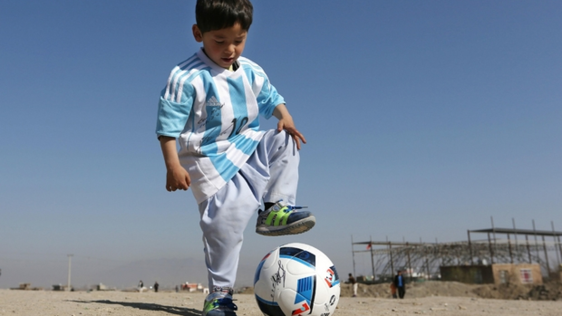 Immagine di La storia di Murtaza: dall'incontro con Messi alla fuga dai Talebani