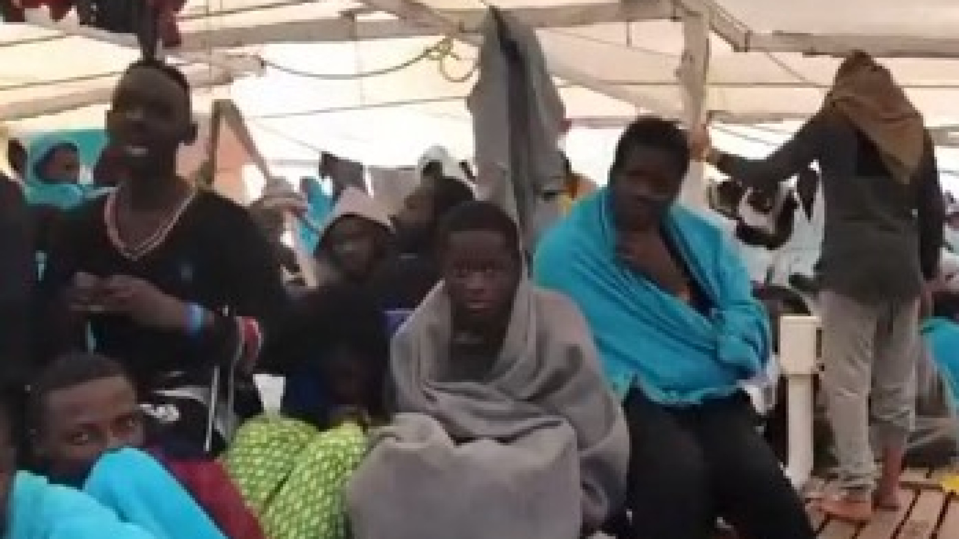 Immagine di Natale in mare per due navi delle ong con 340 migranti a bordo