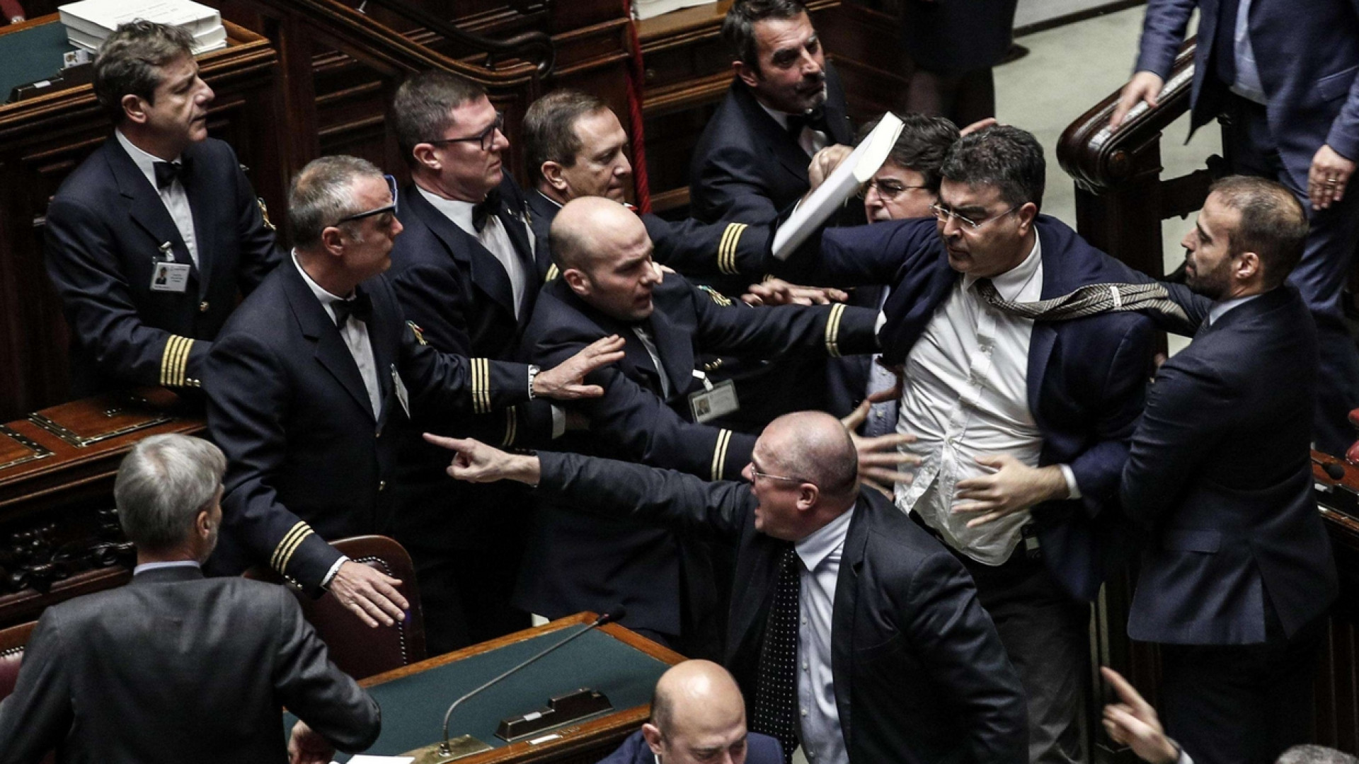 Immagine di Manovra, rissa alla Camera. Oggi la fiducia
