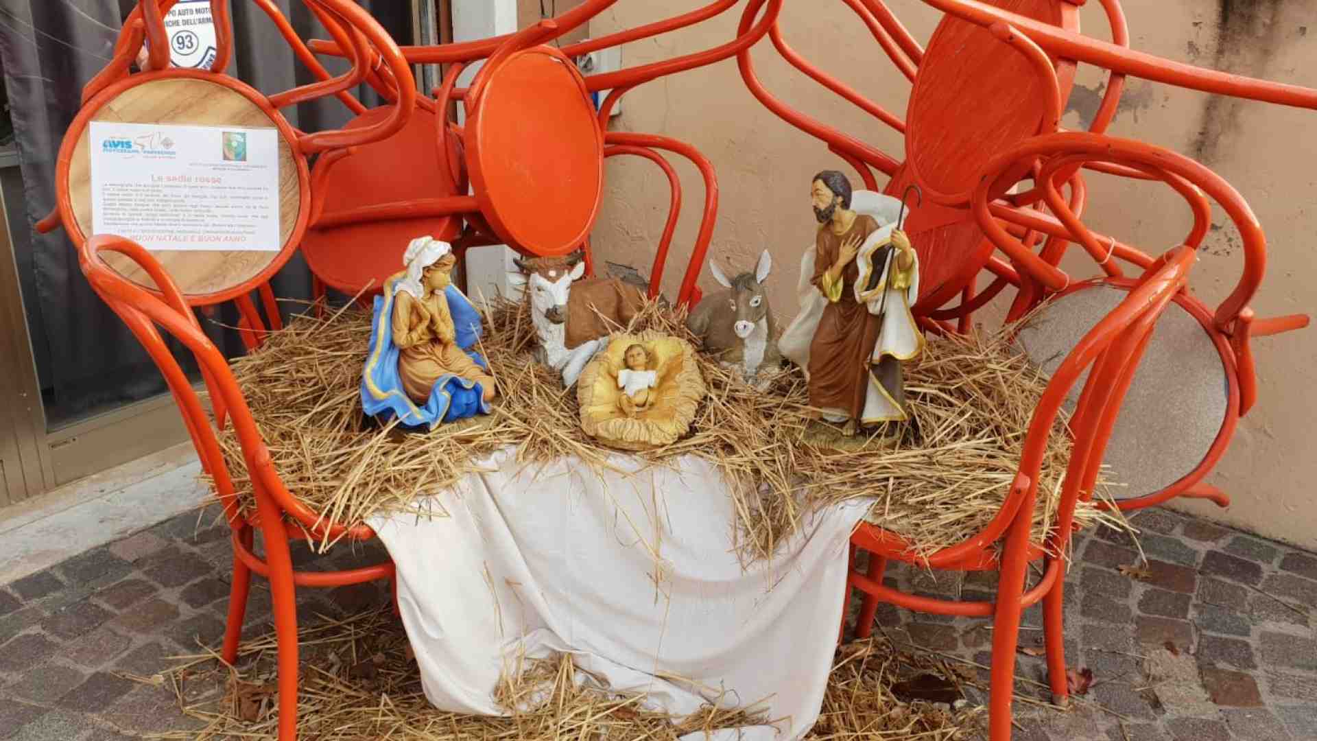 Immagine di Il presepe dell'Avis si tinge di rosso