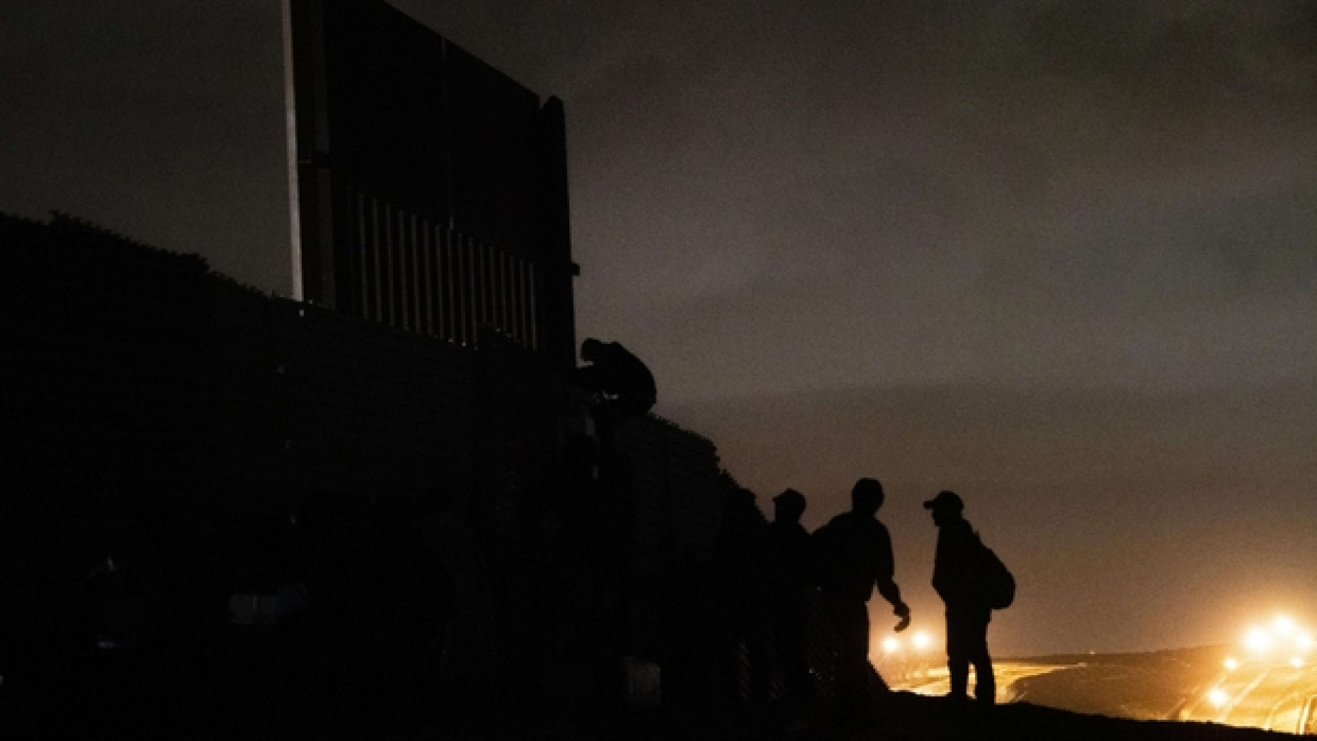 Immagine di Migranti della Carovana respinti con il gas al confine Usa