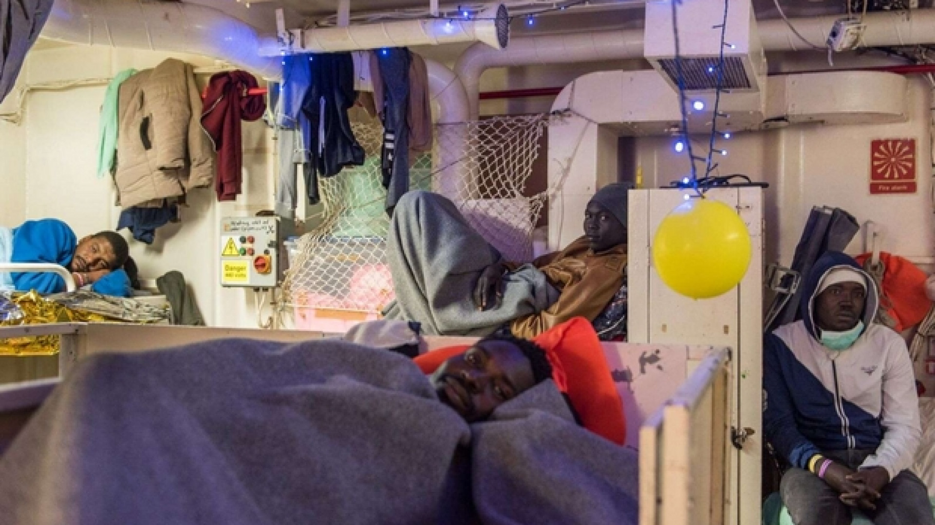 Immagine di Paura e disperazione sulla Sea Watch 3. Le famiglie: non divideteci