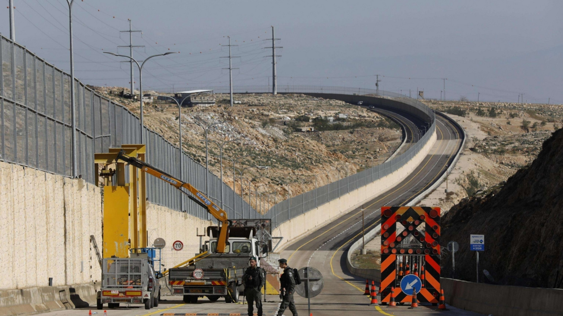 Immagine di Polemiche per la nuova «strada dell'apartheid»