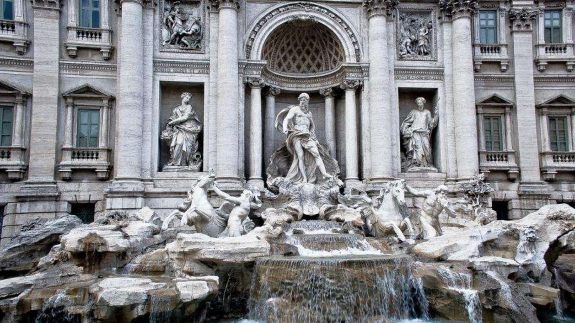 Immagine di Fontana di Trevi, tolte alla Caritas le monetine dei poveri