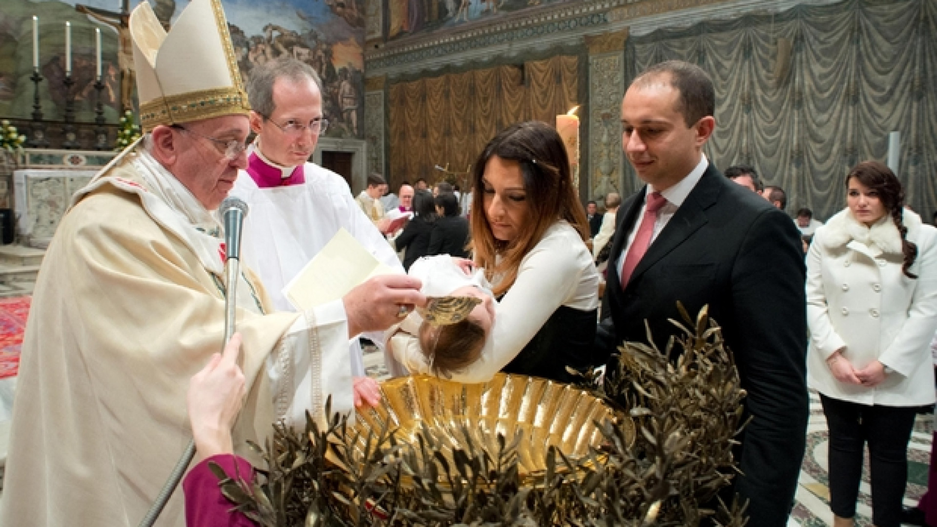Immagine di Papa Francesco battezza nella Cappella Sistina 27 neonati