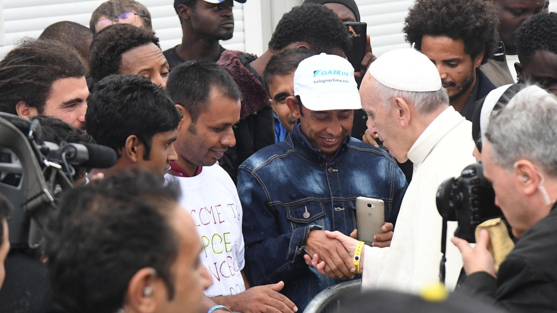 Immagine di Papa: le migrazioni arricchiscono le società. «Anche Gesù fu un rifugiato»
