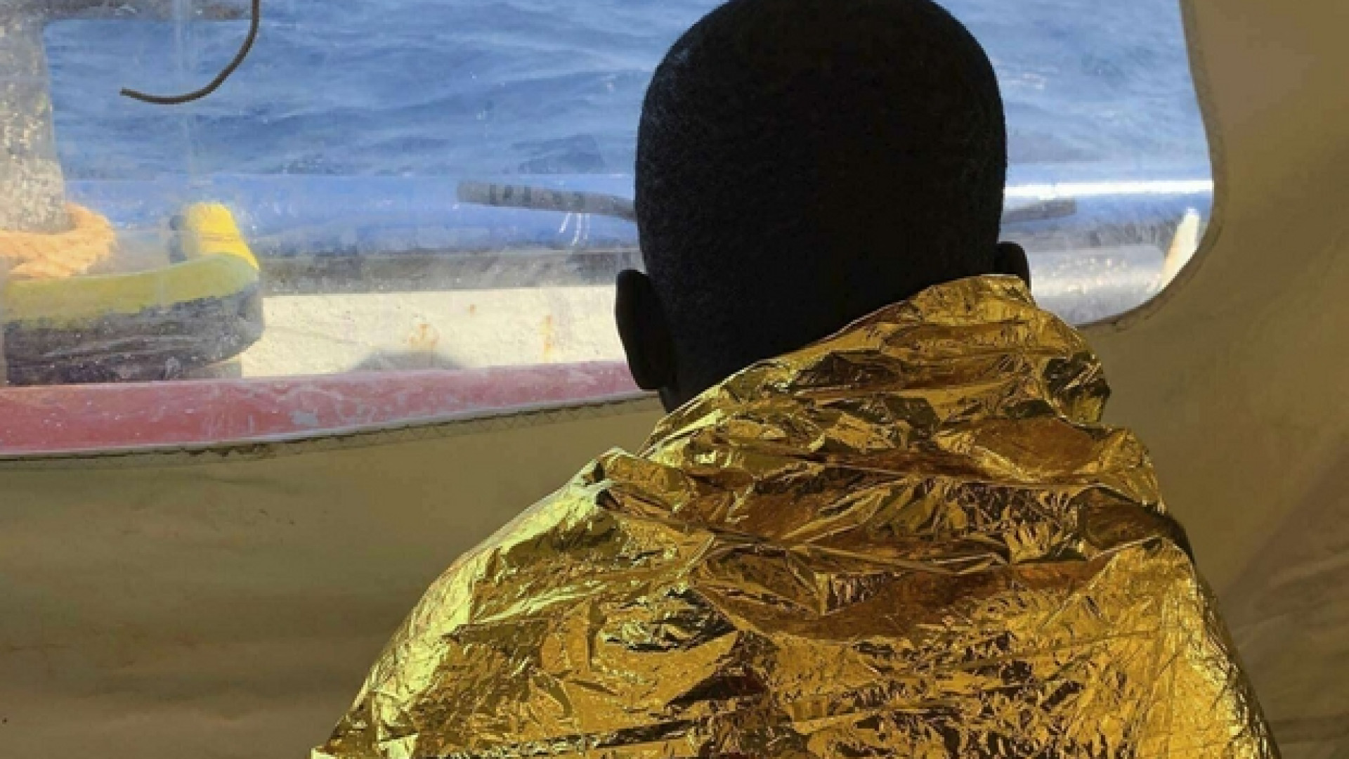 Immagine di Papa prega per le vittime. Cento riportati in Libia, 47 in mare senza porto