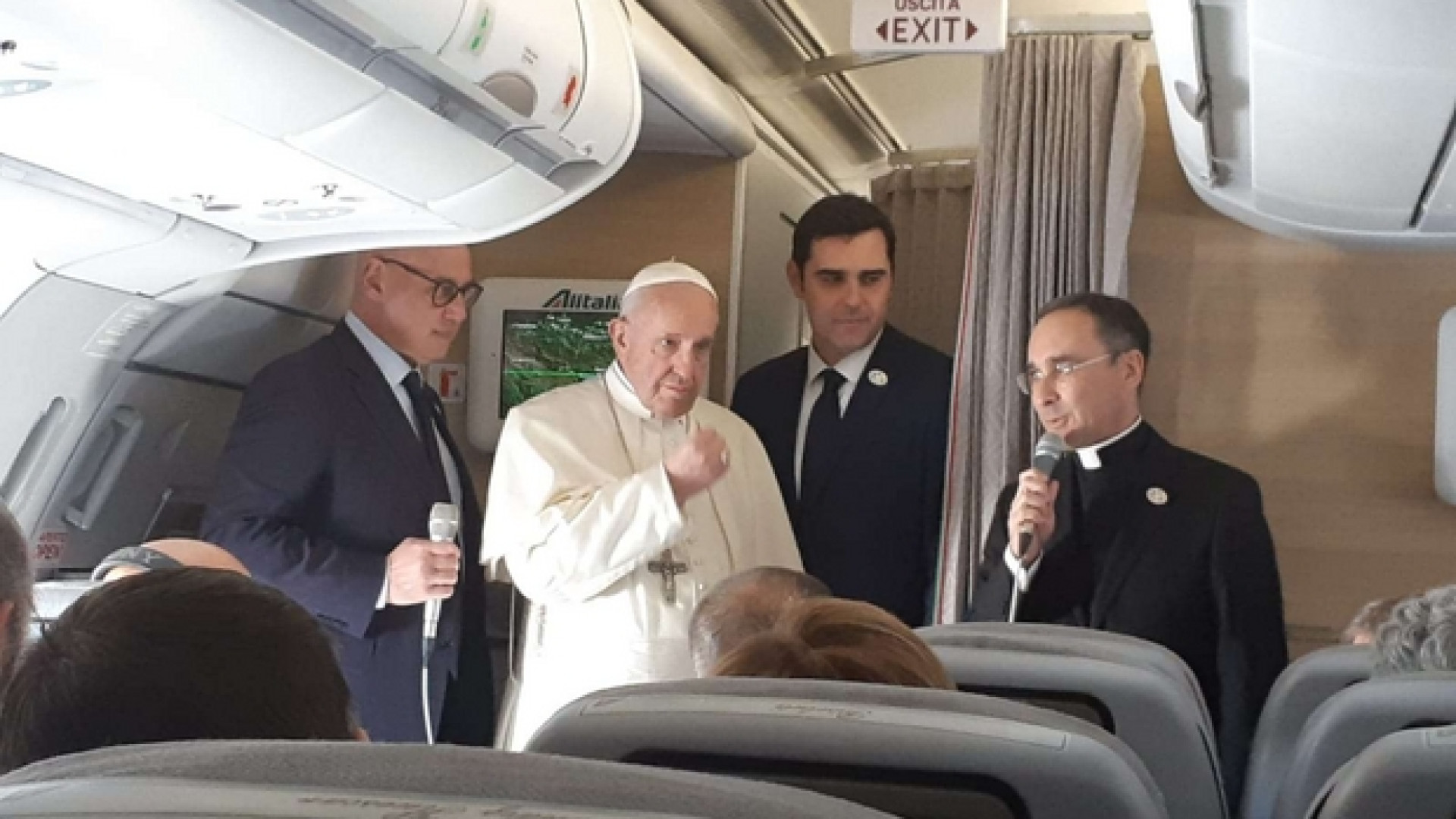 Immagine di Il Papa: i muri per fermare migranti? «La paura ci rende pazzi»