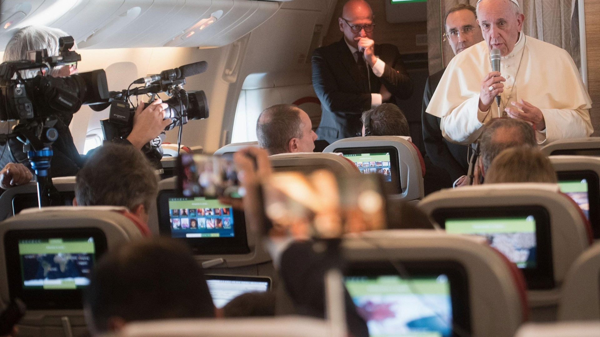 Immagine di Papa Francesco: «Il documento sulla fratellanza? Nello spirito del Concilio»