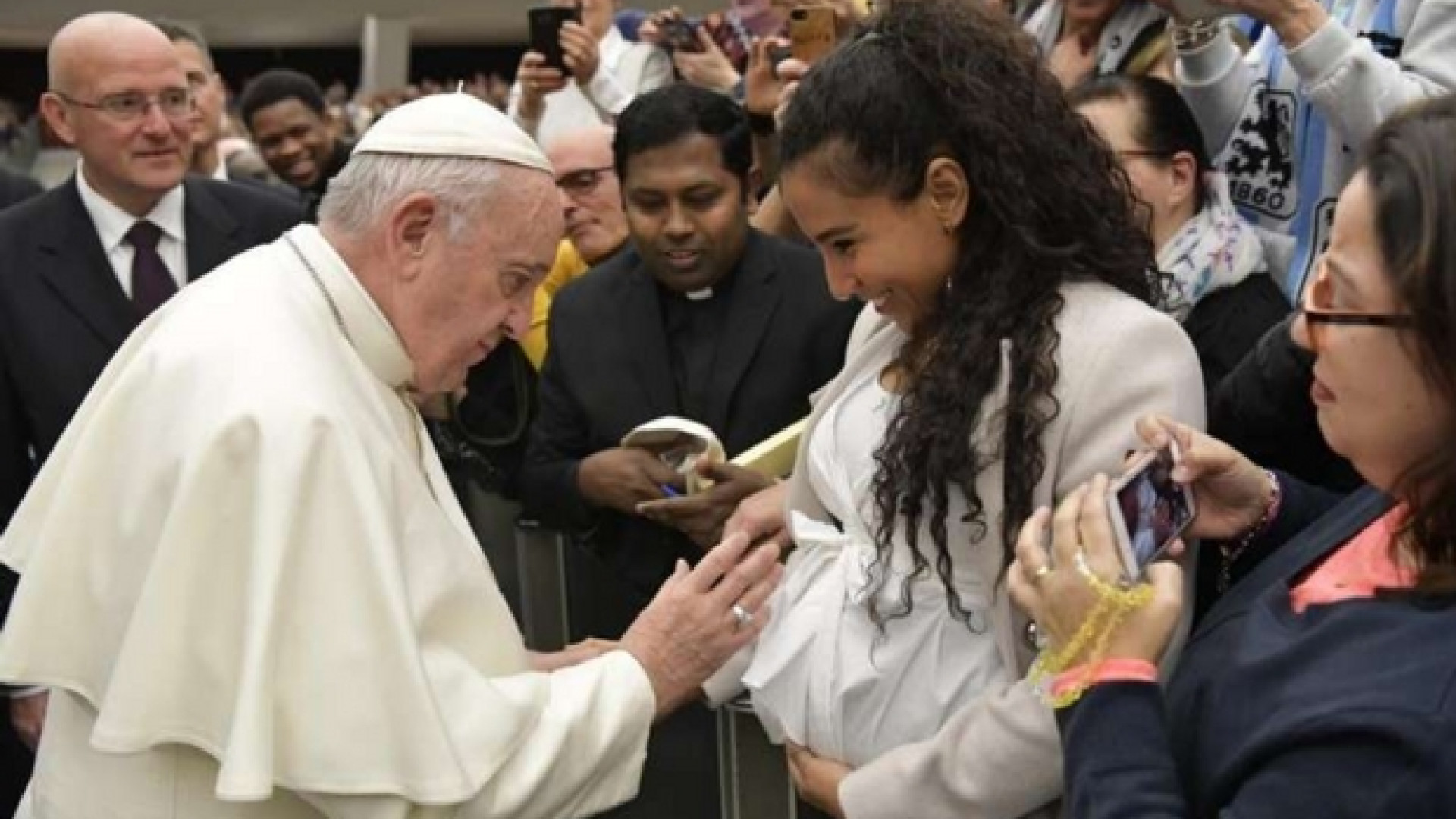 Immagine di Papa Francesco: chi non vede le lacrime dei poveri ha il cuore di pietra