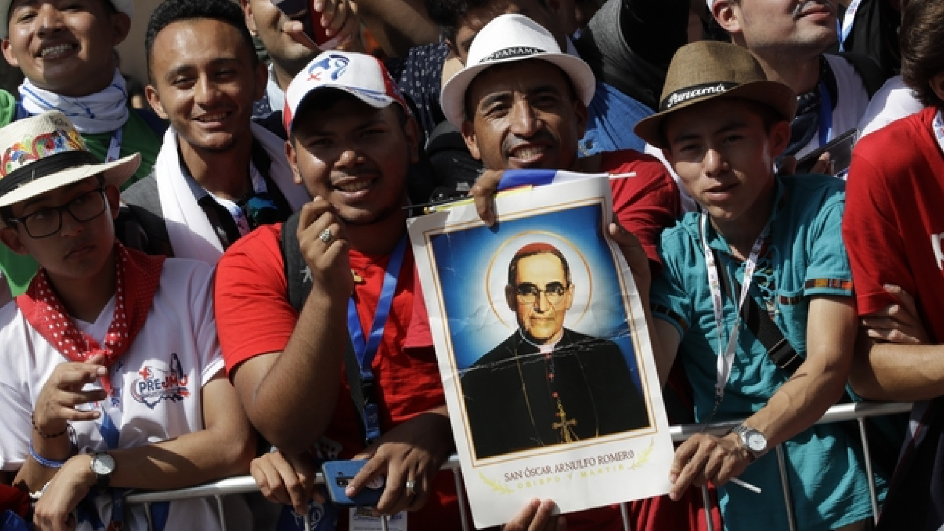 Immagine di Il Papa coi gesuiti: il Vangelo è politico ma i religiosi non si schierino