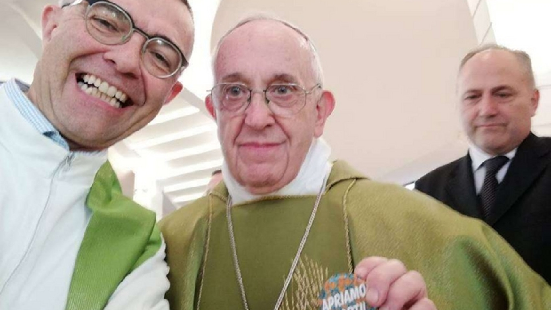 Immagine di Il selfie del Papa con la spilla «Apriamo i porti!»