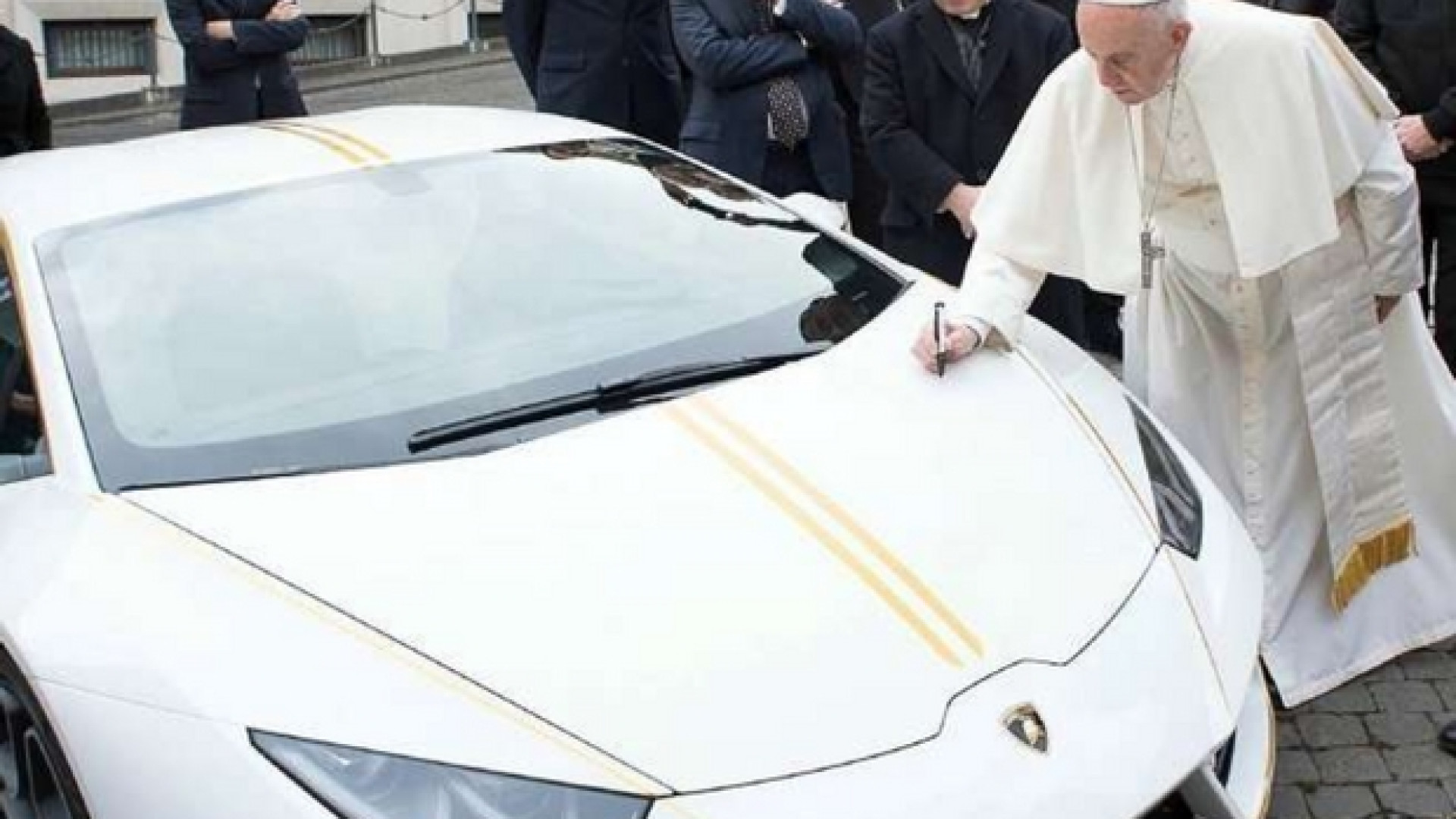 Immagine di Un asilo per i cristiani in Iraq con l'asta della Lamborghini del Papa