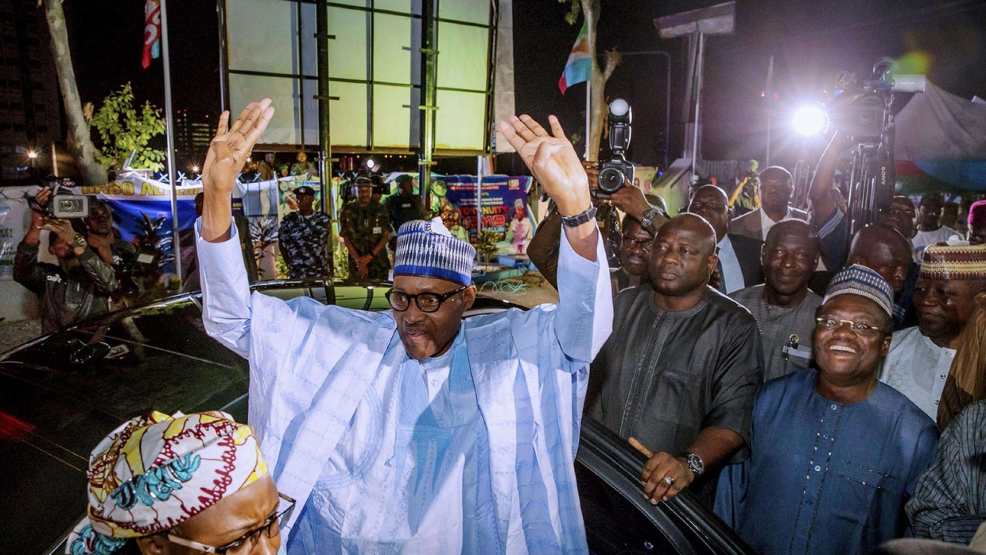 Immagine di Buhari dichiarato vincitore delle presidenziali. Nuovi attacchi: 29 i morti