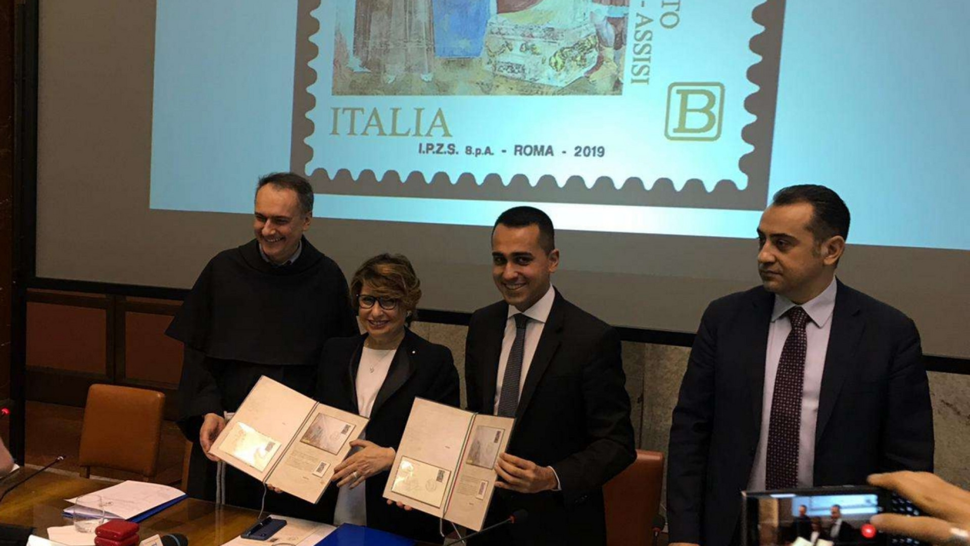 Immagine di In un francobollo l'incontro fra san Francesco e il sultano d'Egitto