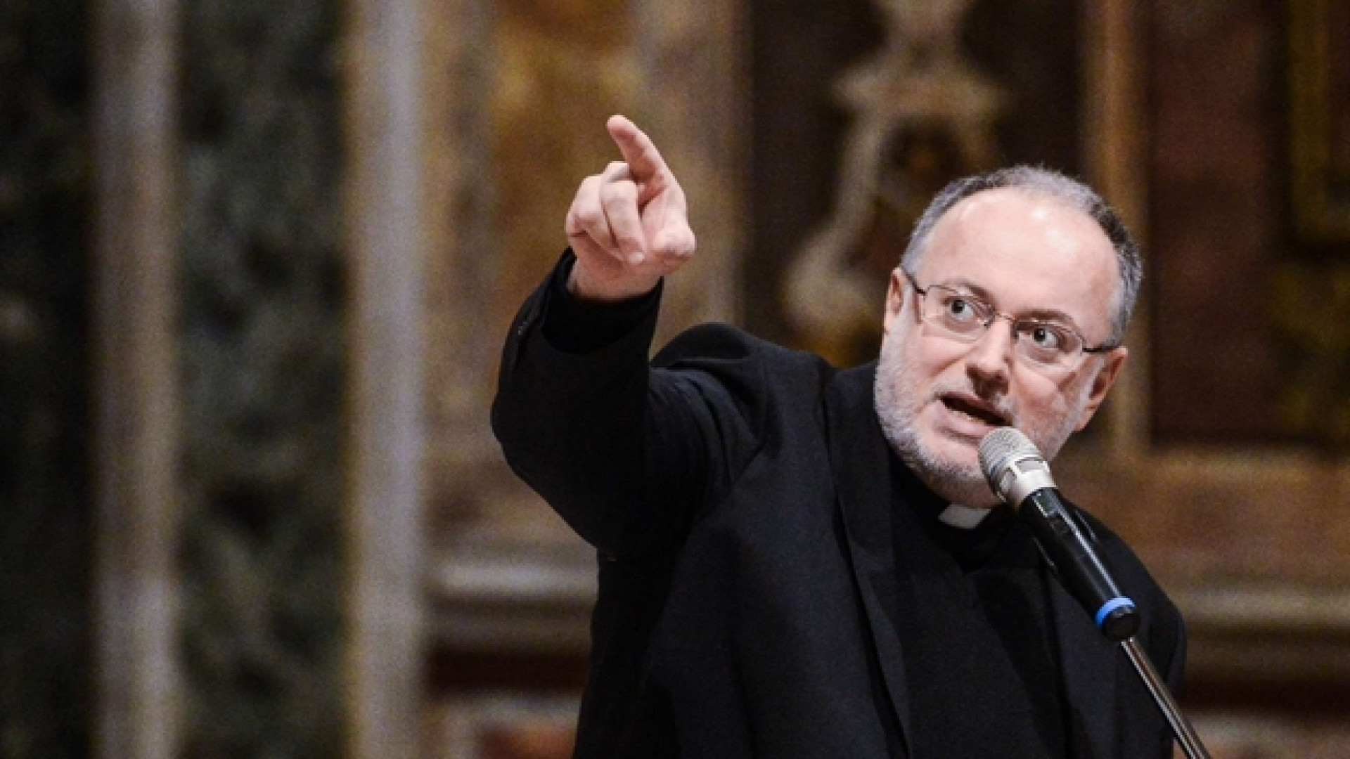 Immagine di Il prete senza Whatsapp «star» involontaria con il Vangelo domenicale