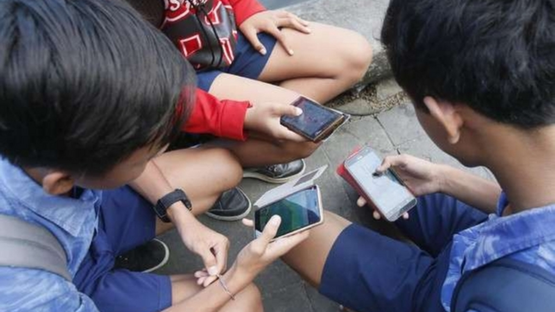 Immagine di Ecco qual è l'età minima per app, social e cellulare