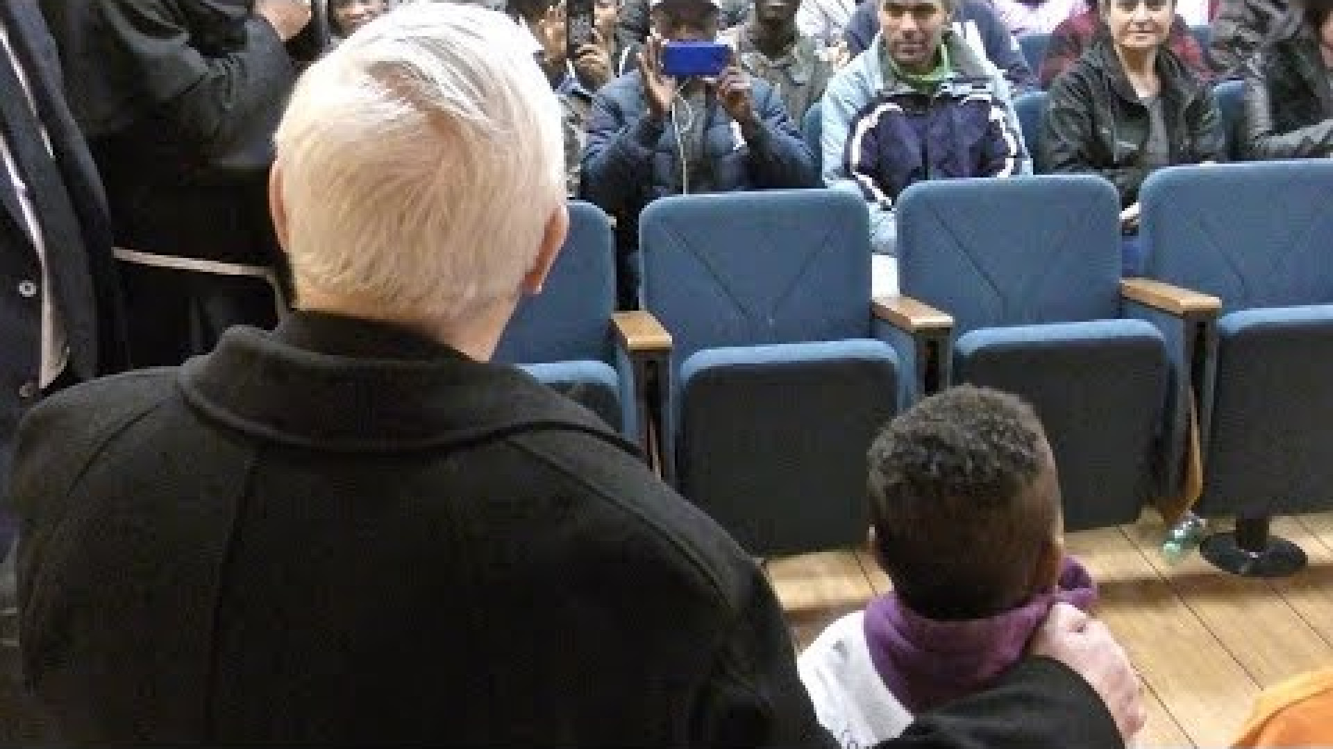 Immagine di Il cardinale Bassetti ai migranti: voglio restare con voi