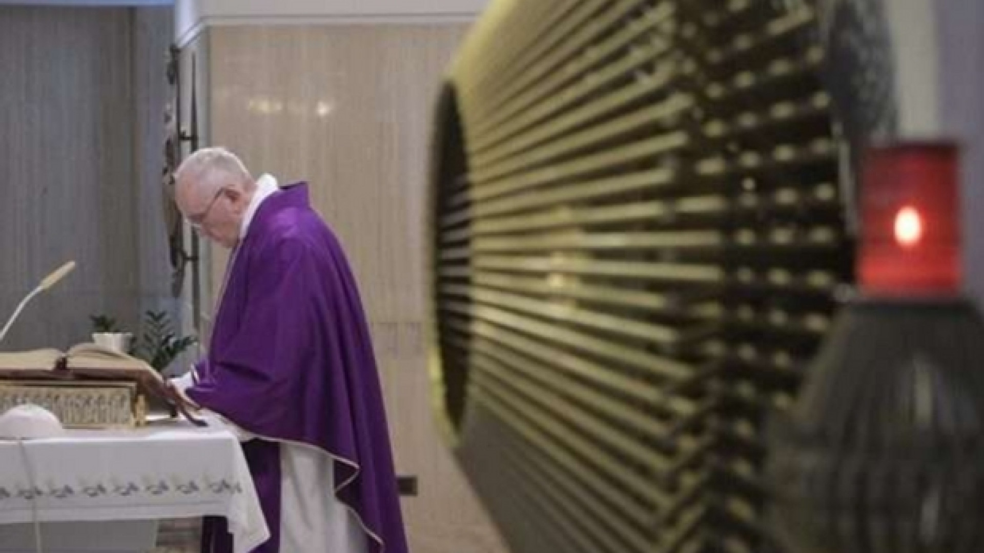 Immagine di Papa Francesco: i cristiani non siano ipocriti, con l’anima truccata