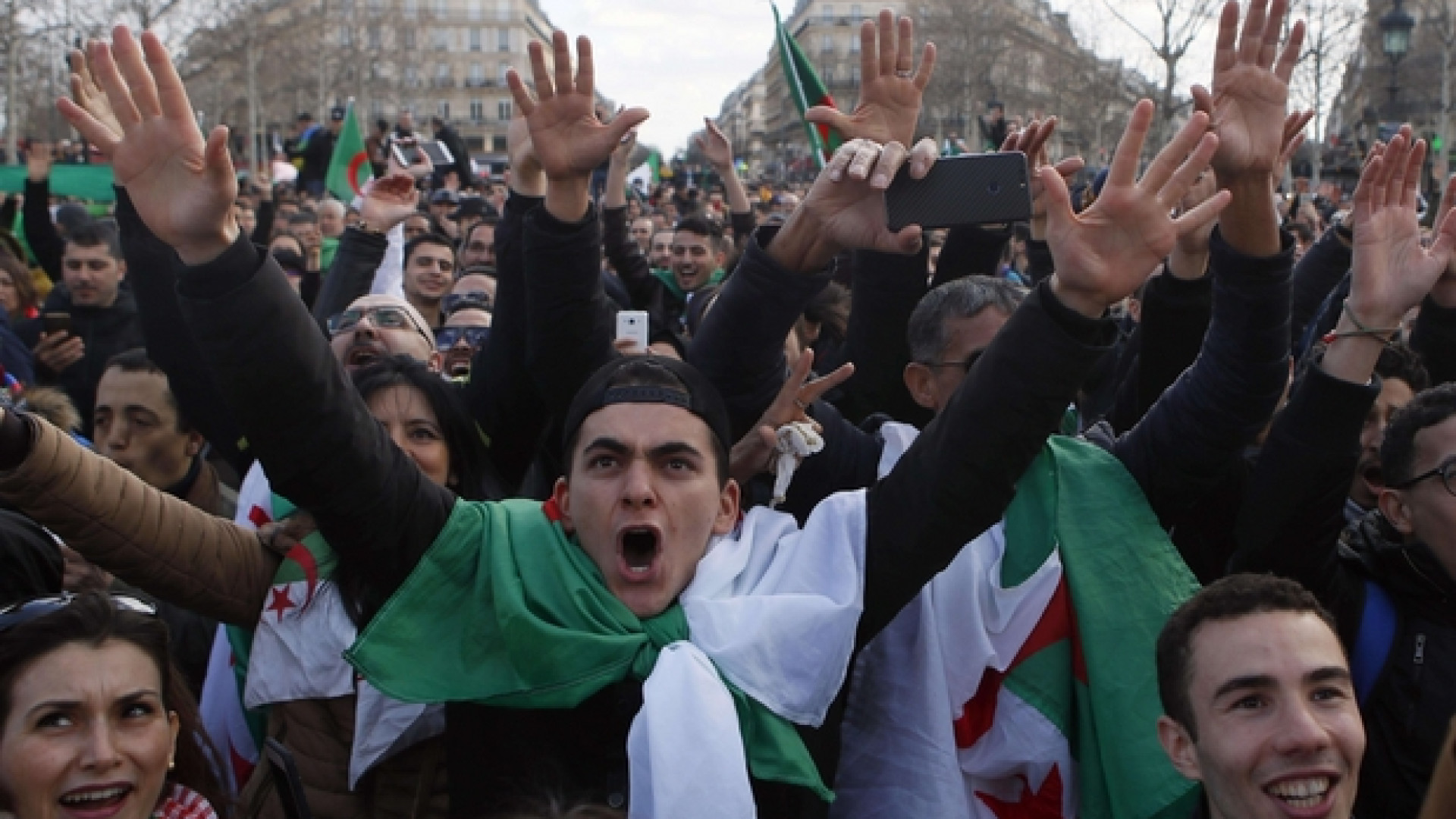 Immagine di Ha vinto la piazza, Bouteflika si ritira dalla corsa alla (quinta) presidenza
