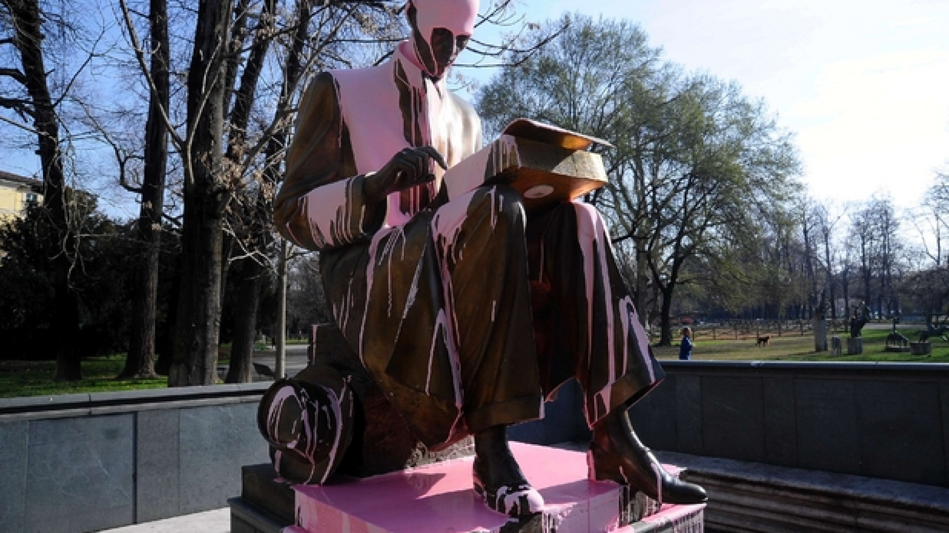 Immagine di Montanelli "predatore", "via quella statua". Chi ha ragione?