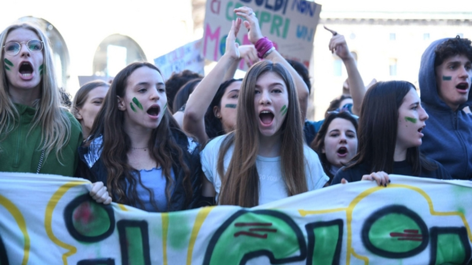 Immagine di L'onda verde invade le piazze del mondo. «In Italia siamo un milione»
