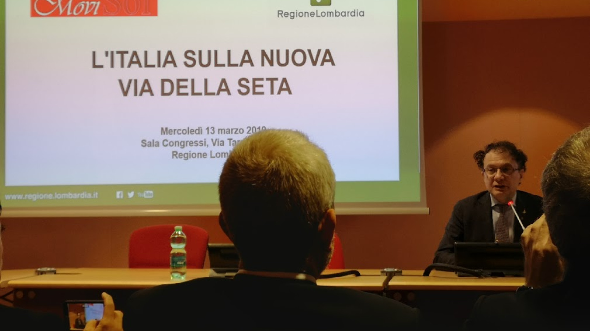 Immagine di A braccetto dei complottisti nell'era delle post-verità