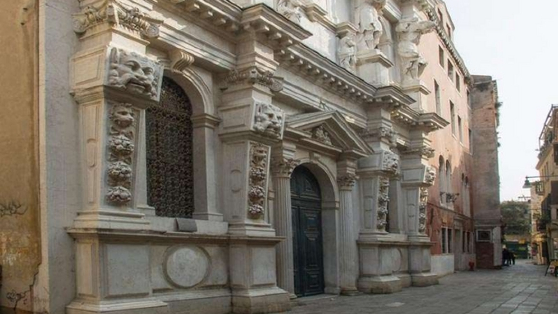 Immagine di Finti sposi nella chiesa consacrata. Il Patriarcato: «Profanazione»